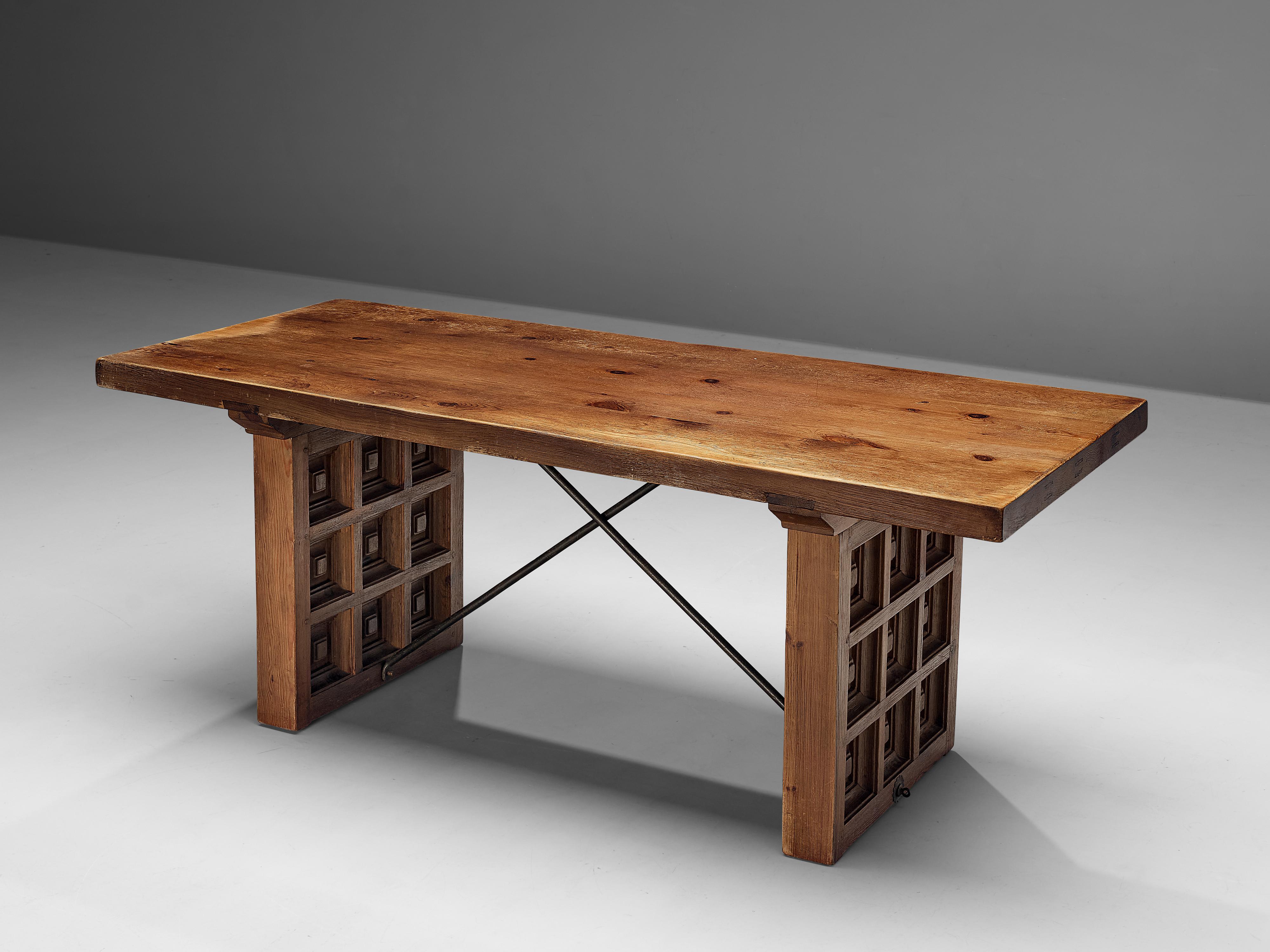 Biosca, dining table, stained pine, iron, Spain, 1960s

Outstanding Spanish dining table that is executed by Biosca in a architectural way. The tabletop features lovely wooden inlays and knots giving it a natural character. The two bases feature a
