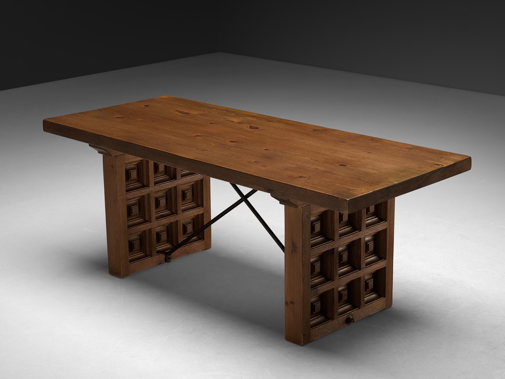 BIOSCA, table de salle à manger, pin teinté, fer, Espagne, années 1960

Remarquable table de salle à manger espagnole exécutée par BIOSCA de manière architecturale. Les deux bases présentent un motif géométrique sculpté, ce qui confère à la table
