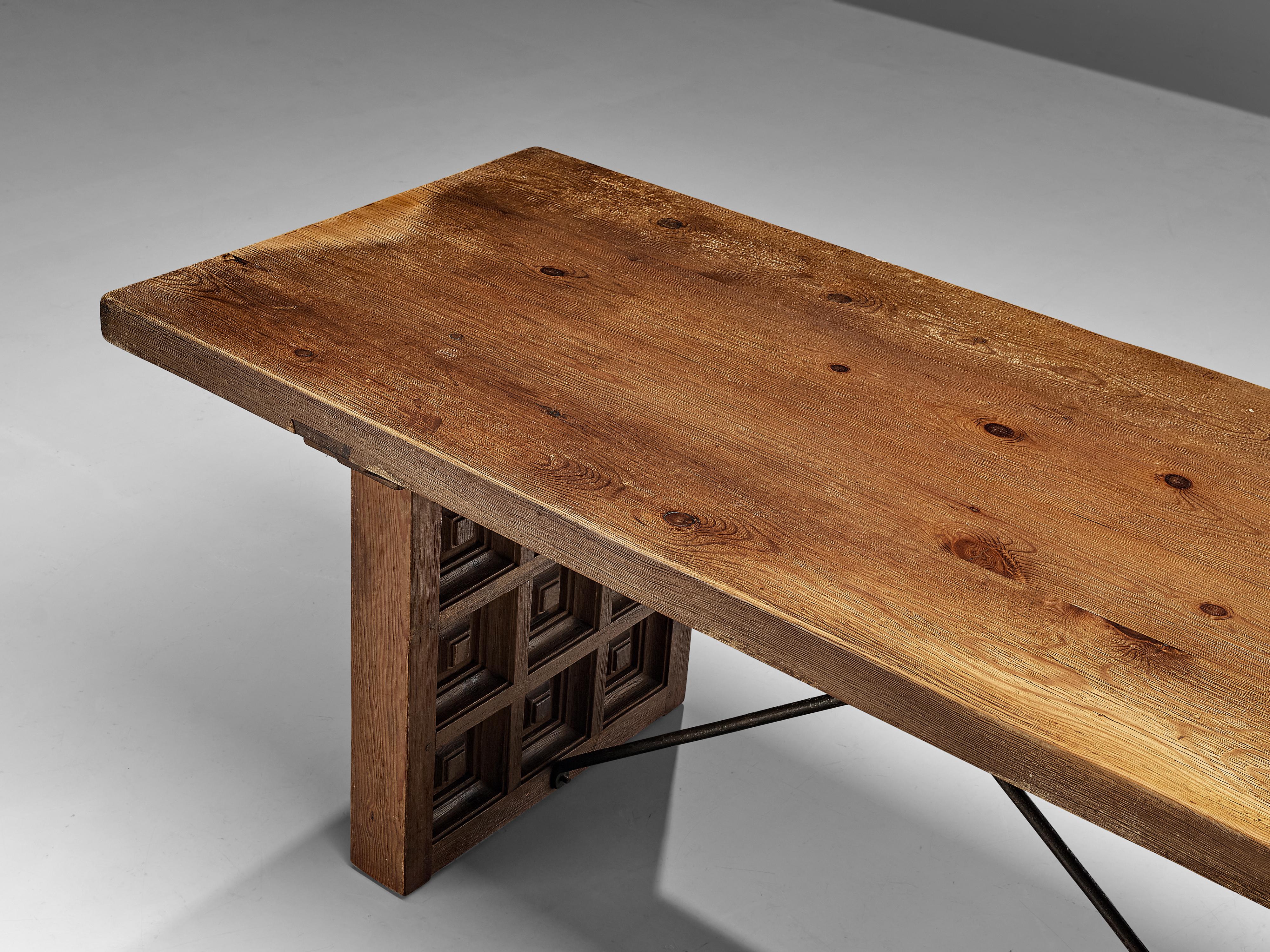 Mid-Century Modern Biosca Dining Table in Stained Pine For Sale