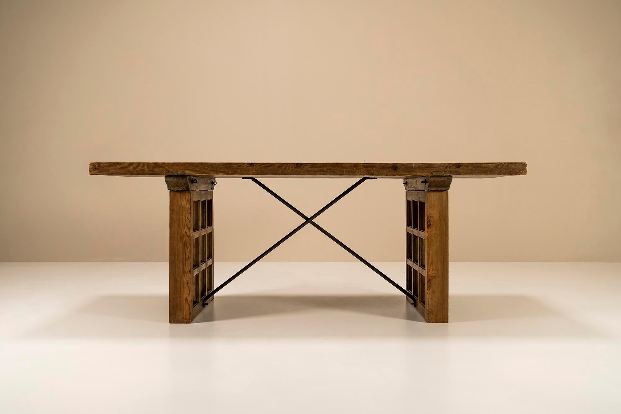 Biosca dining table with geometric patterns in pine.The Biosca furniture, as we have already indicated, is shrouded in a haze of mystery. Where exactly does it come from, who made it and above all who is the inventor of these striking but very