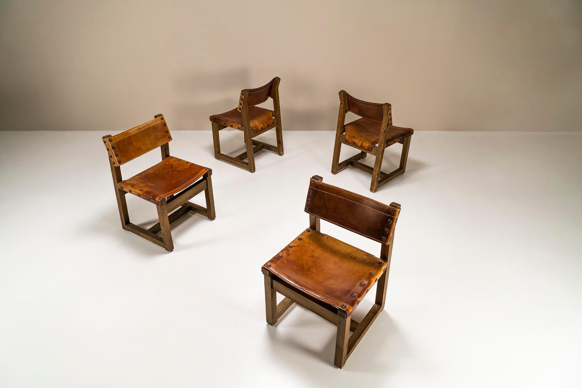 Biosca Set of 4 Chairs in Pine and Cognac Saddle Leather, Spain, 1960s In Fair Condition For Sale In Hellouw, NL