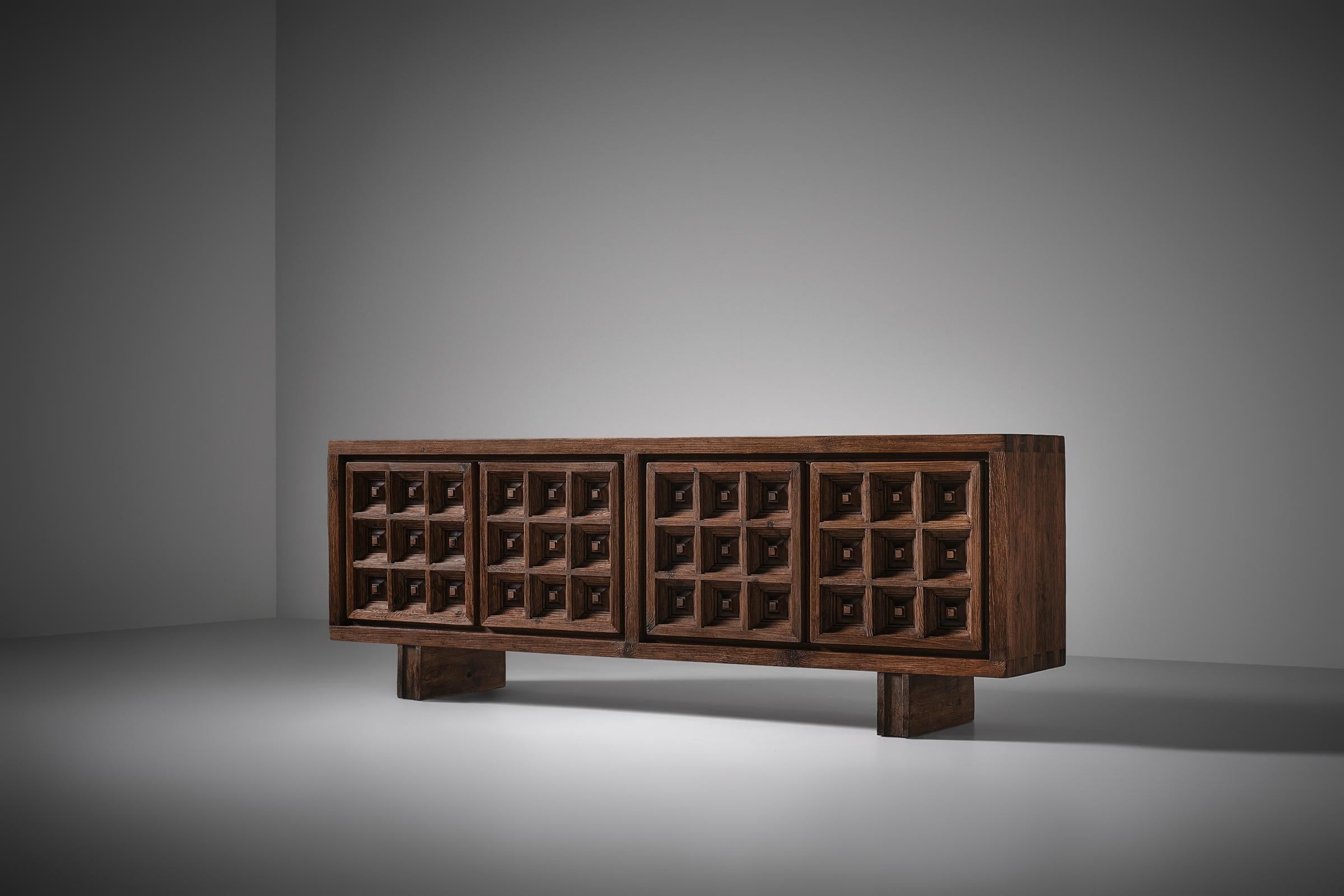 Superbe buffet en pin massif par BIOSCA, Espagne, années 1960. Un design brutaliste fort en pin massif brut avec un grain magnifique et franc. Le buffet présente de merveilleux détails, tels que les assemblages à entures multiples apparents, la