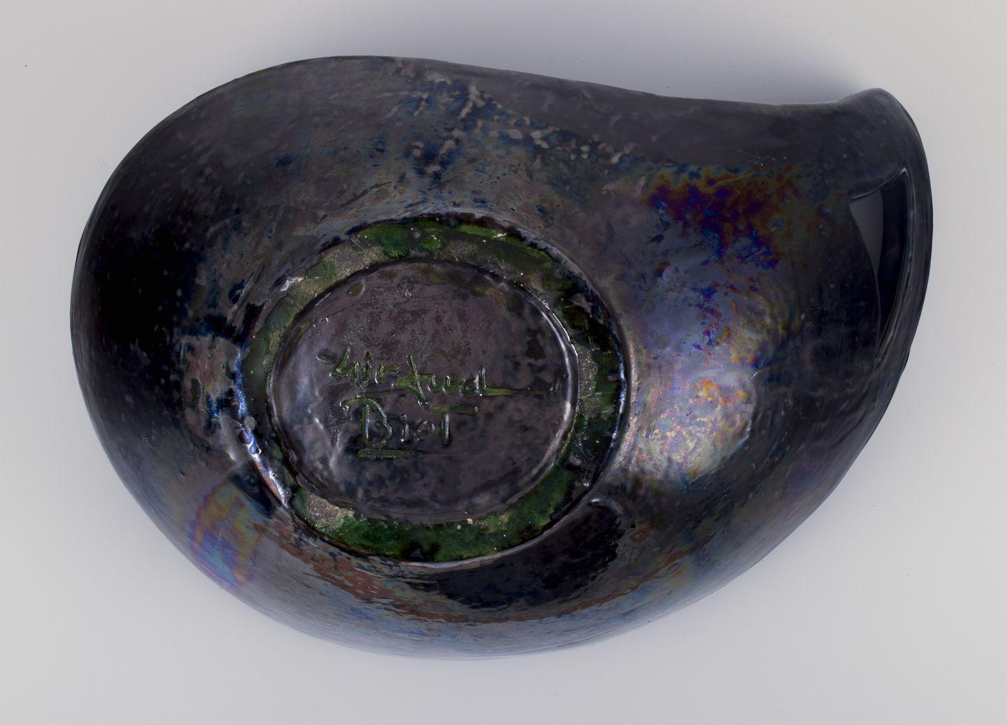 Biot, France. Large ceramic bowl with organic form. Matte glaze in dark tones In Excellent Condition For Sale In København, Copenhagen