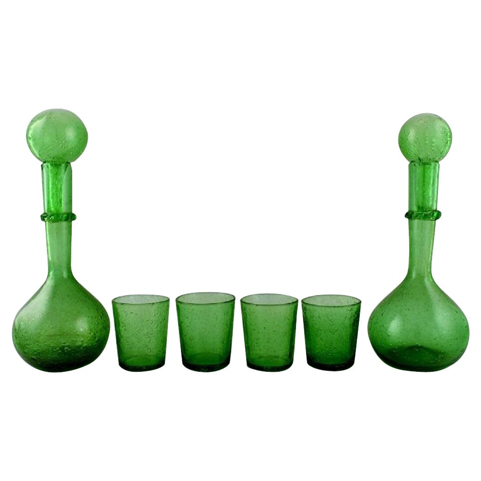 Biot, Frankreich, zwei Weinkaraffen und vier Gläser aus grünem, mundgeblasenem Kunstglas im Angebot