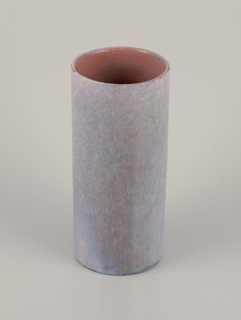 Biot, France.
Vase en céramique unique. Forme cylindrique. Émaillage dans les tons gris-vert.
Vers les années 1980.
Signé d'un monogramme.
En parfait état.
Dimensions : D 22,0 cm. x D 10,0 cm.