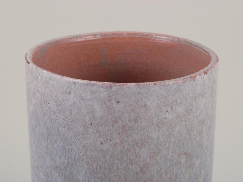 Moderne Biot, France. Vase en céramique unique. Forme cylindrique. Émaillage dans les tons gris-vert. en vente