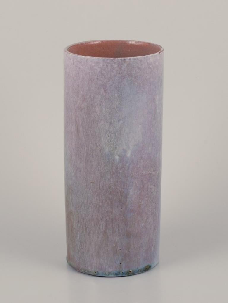 Français Biot, France. Vase en céramique unique. Forme cylindrique. Émaillage dans les tons gris-vert. en vente