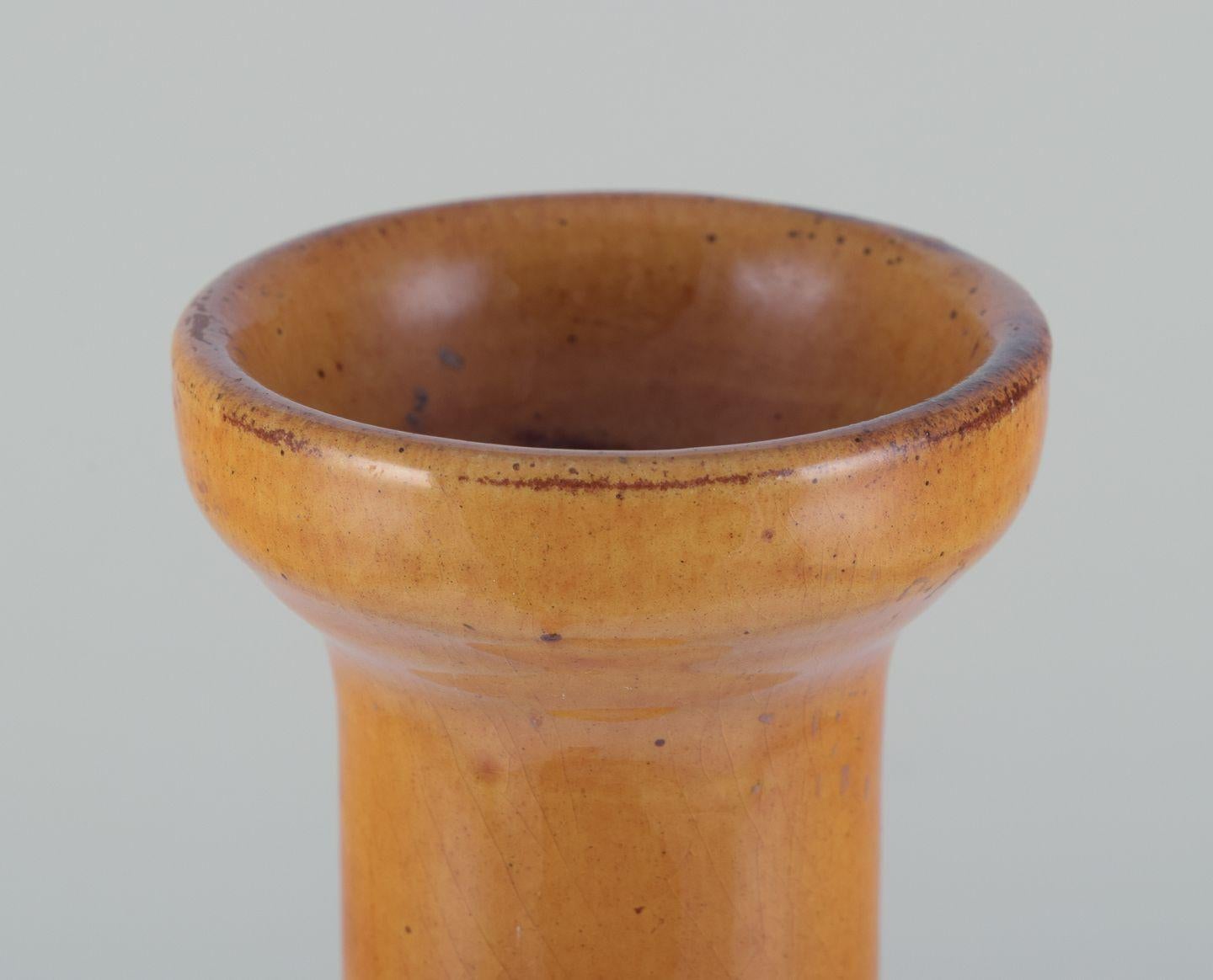I prodotti usati sono esenti da dazi all'importazione per i clienti statunitensi. 
Pertanto, al tuo acquisto non saranno applicate tariffe di importazione.

Biot, Francia.
Vaso da terra unico in ceramica. Smalto giallo ocra.
Collo stretto.