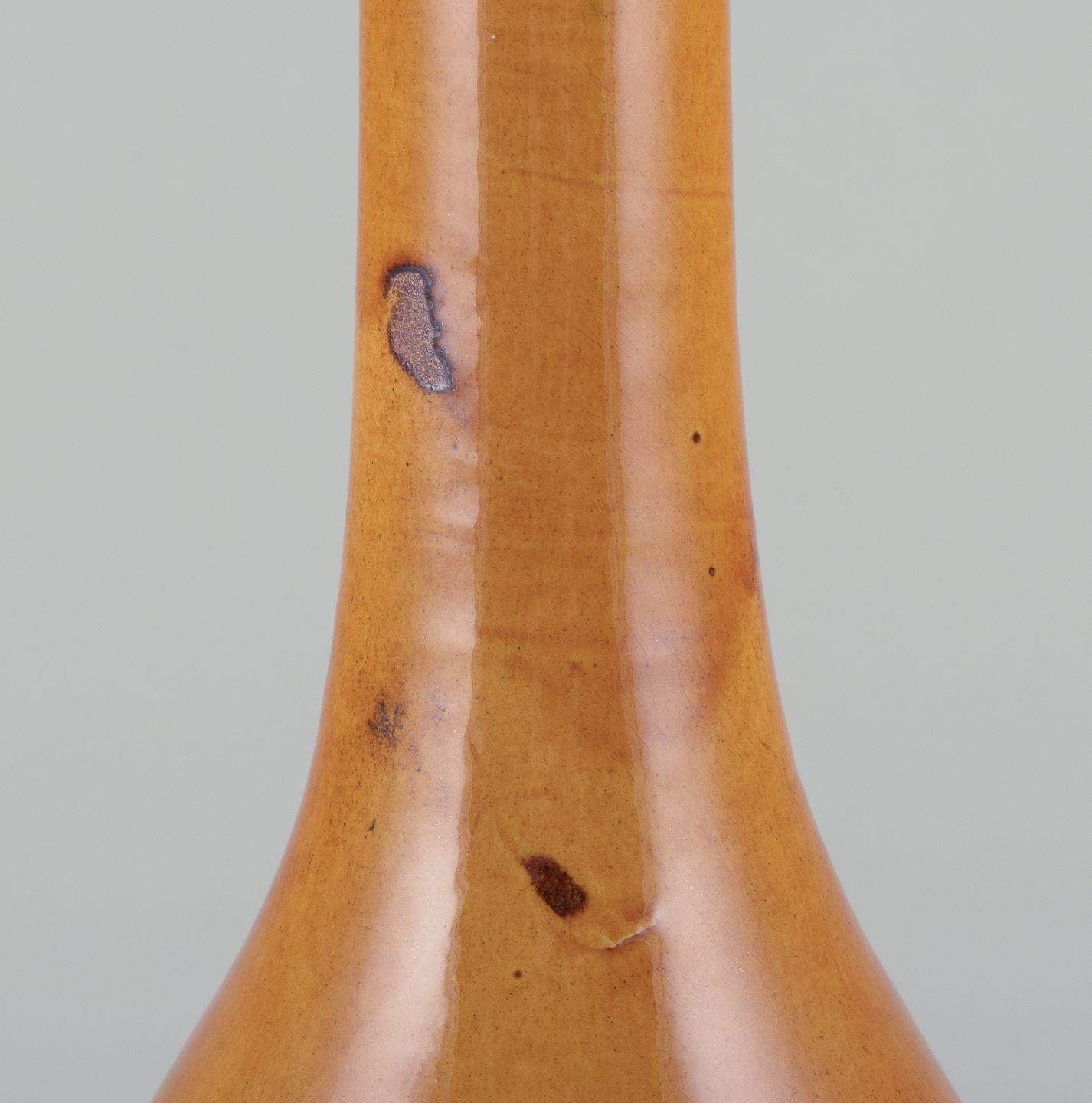 Moderno Biot, Francia. Vaso da terra unico in ceramica con collo stretto. Smalto giallo ocra. in vendita
