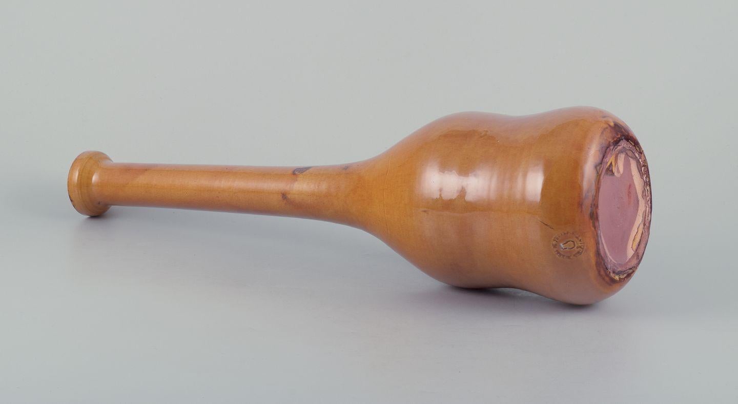 Francese Biot, Francia. Vaso da terra unico in ceramica con collo stretto. Smalto giallo ocra. in vendita