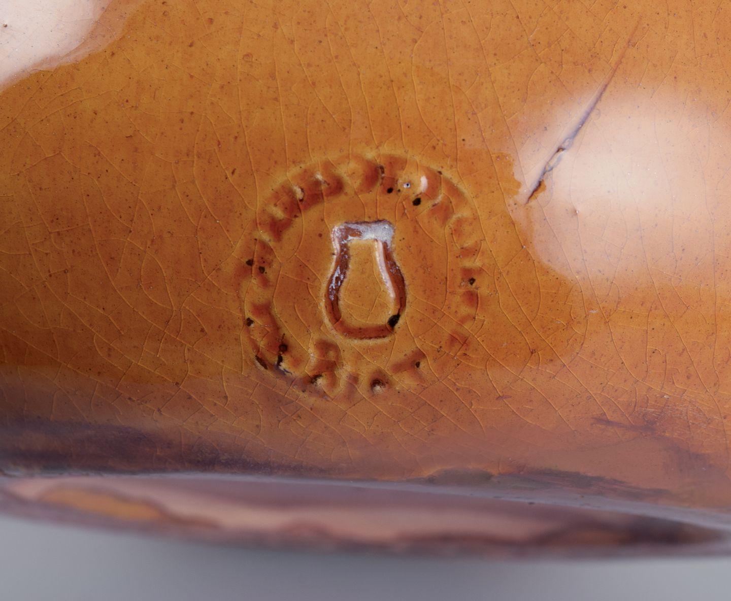 Smaltato Biot, Francia. Vaso da terra unico in ceramica con collo stretto. Smalto giallo ocra. in vendita