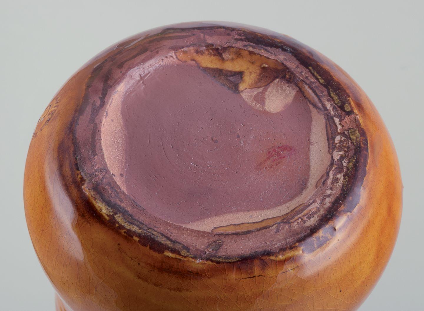Biot, Francia. Vaso da terra unico in ceramica con collo stretto. Smalto giallo ocra. In condizioni ottime in vendita a Copenhagen, DK