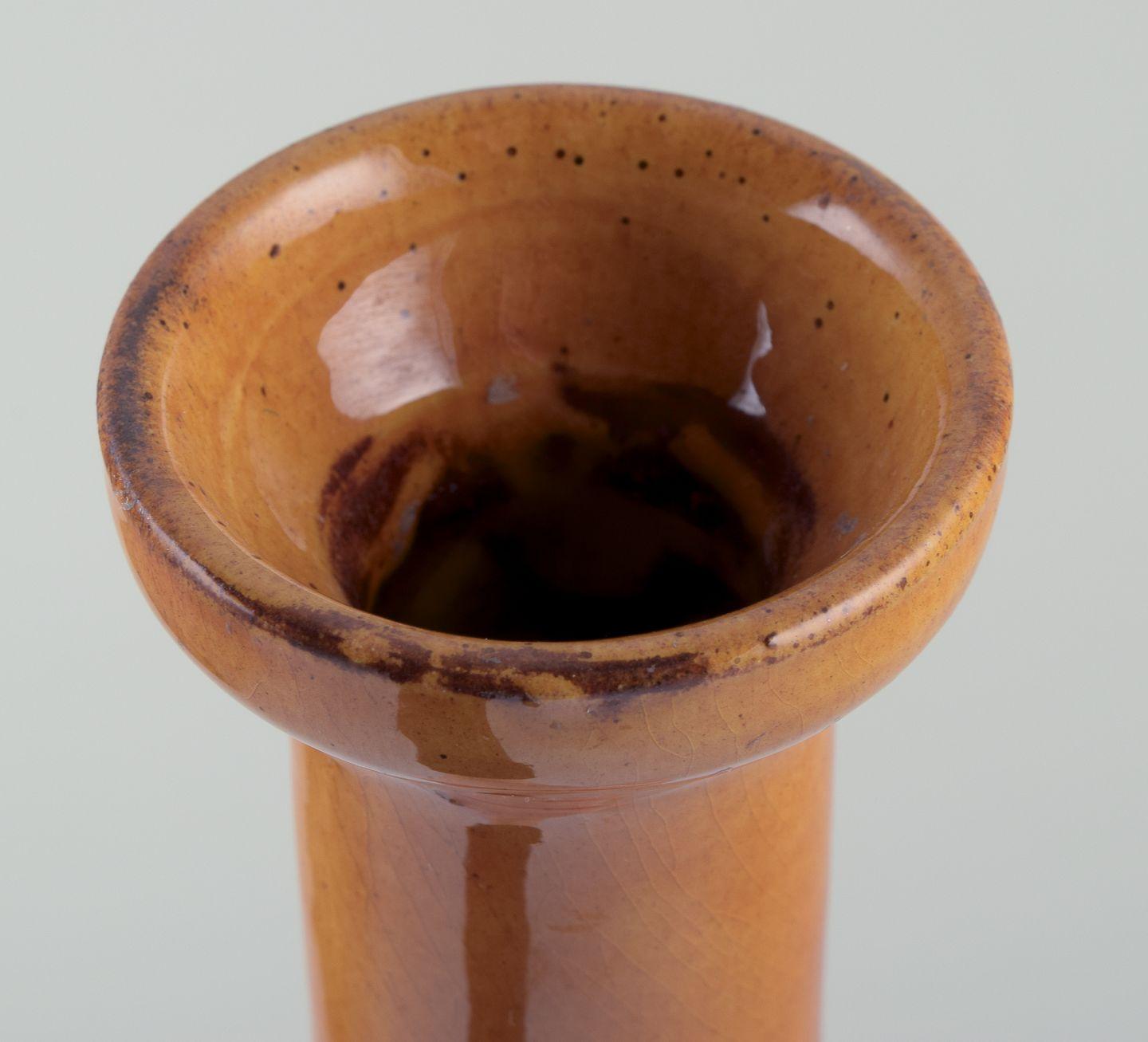 Metà XX secolo Biot, Francia. Vaso da terra unico in ceramica con collo stretto. Smalto giallo ocra. in vendita