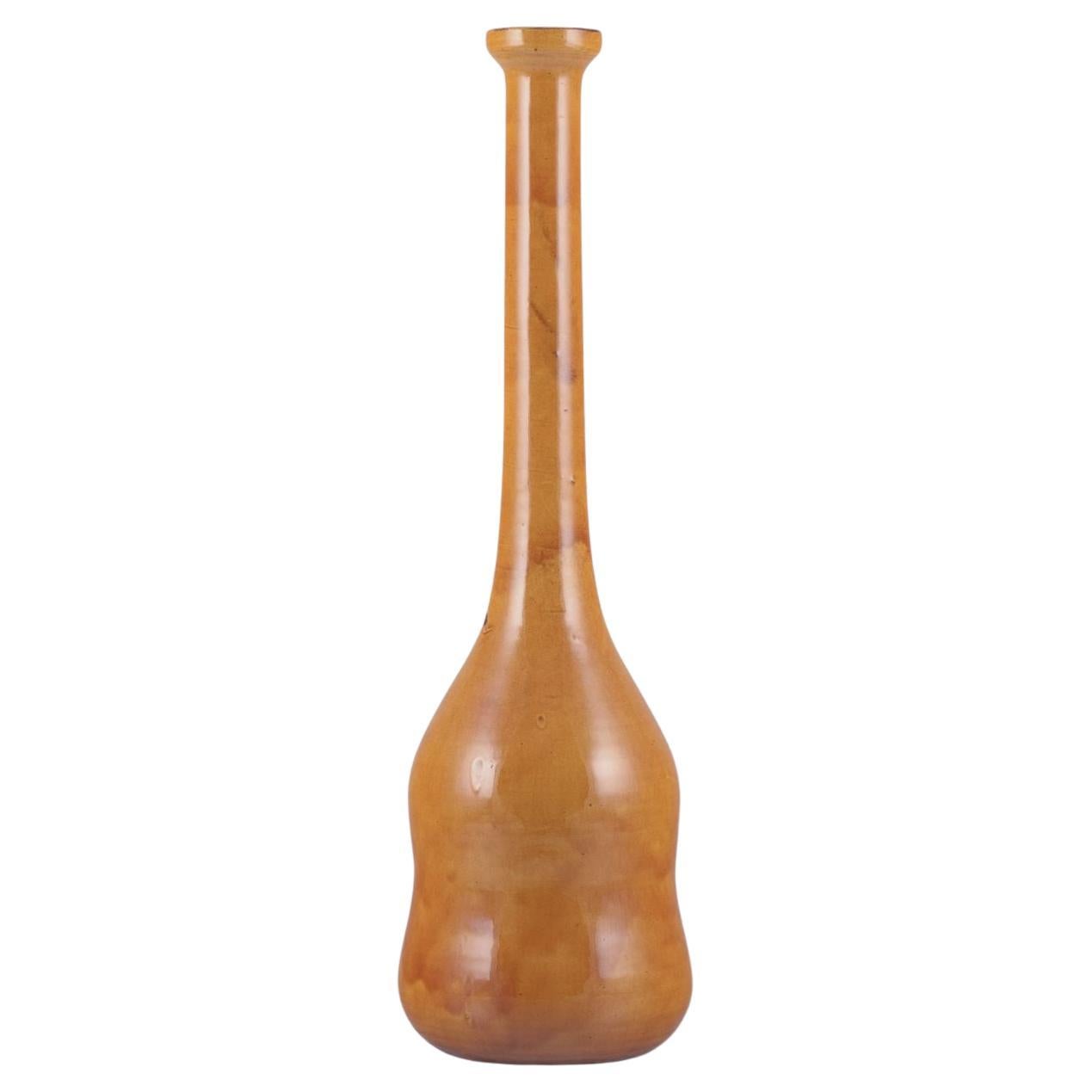 Biot, Francia. Vaso da terra unico in ceramica con collo stretto. Smalto giallo ocra. in vendita