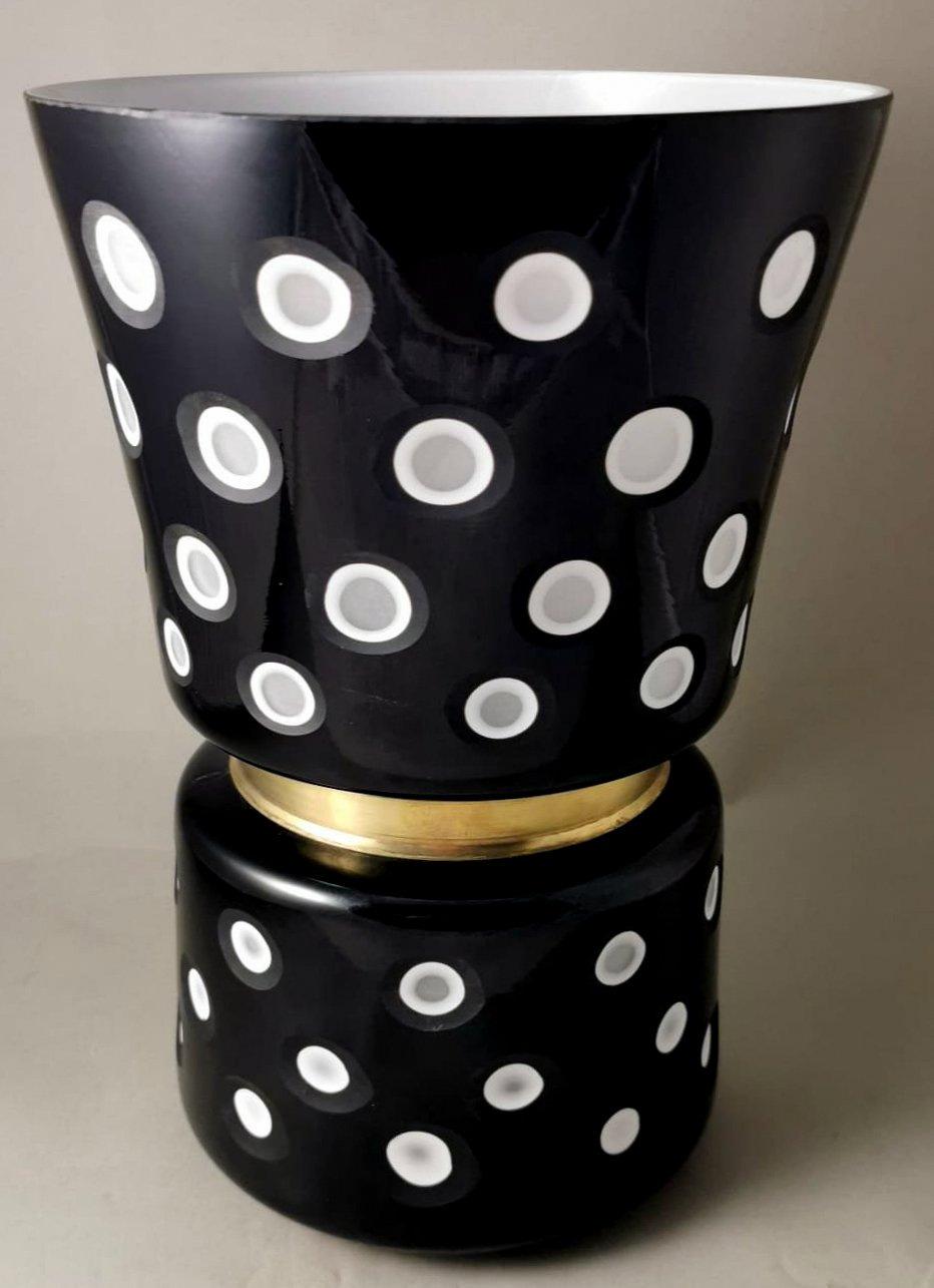 We kindly suggest you read the whole description, as with it we try to give you detailed technical and historical information to guarantee the authenticity of our objects.
Fascinating French vase made with the technique of 