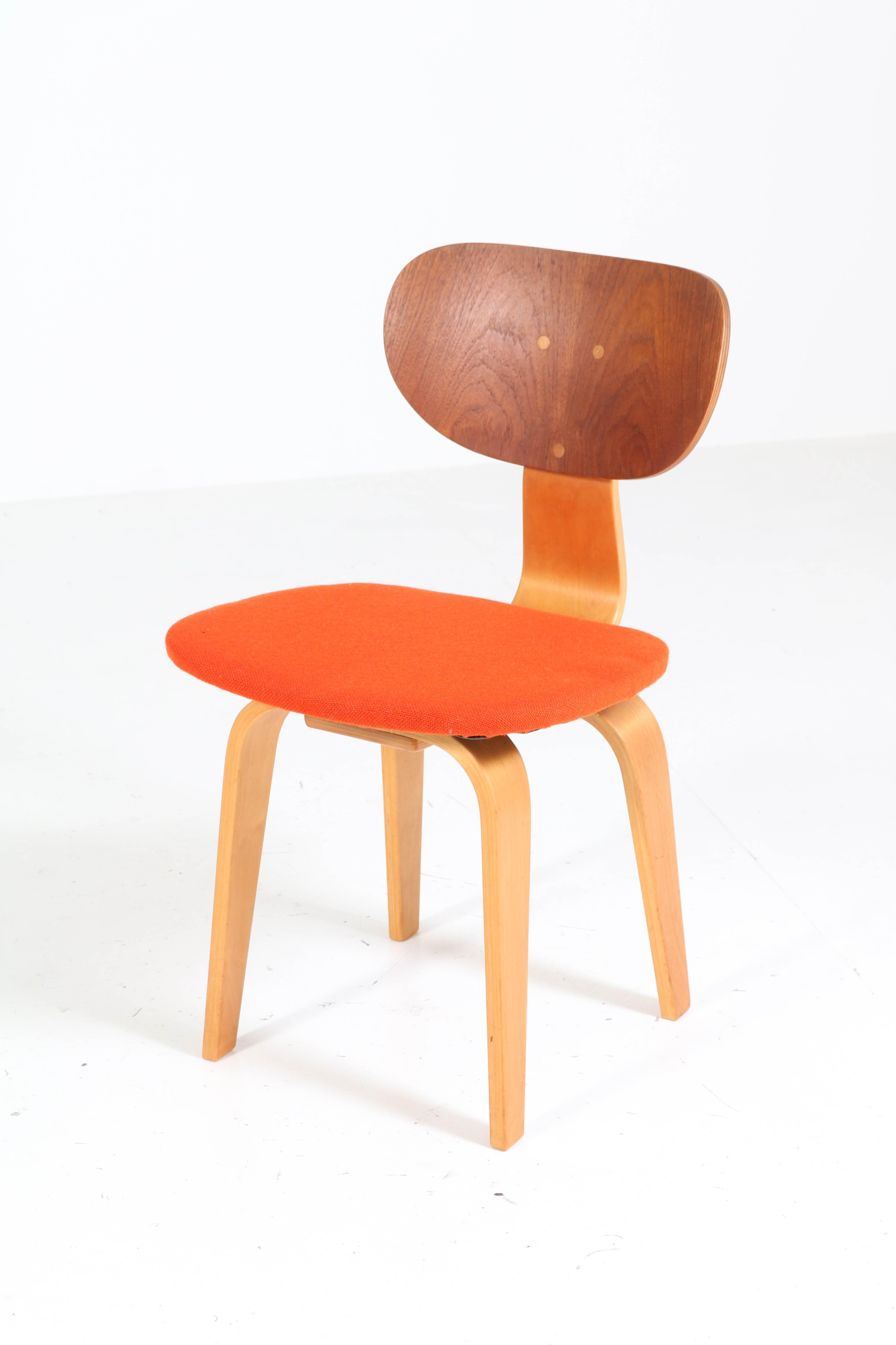Wonderful and rare Mid-Century Modern chair.
Design by Cees Braakman for Pastoe.
Combex SB02.
Striking Dutch design from the 1950s.
Birch and teak plywood frame with re-upholstered seat.
In very good condition with minor wear consistent with