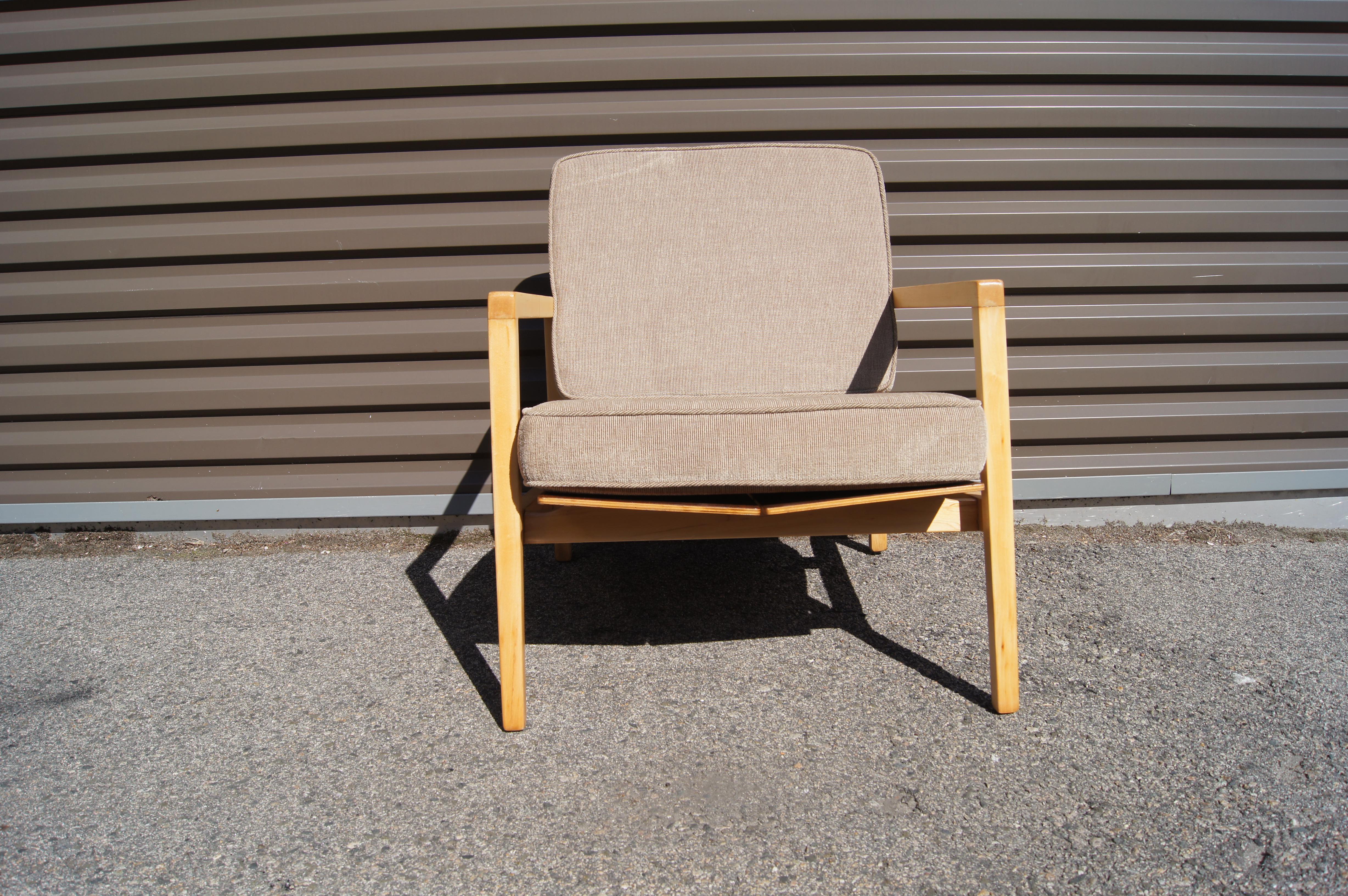 Maple and Walnut Lounge Chair, Model 645, by Lewis Butler for Knoll Associates In Good Condition For Sale In Dorchester, MA