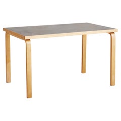 Mesa de comedor '81B' de abedul y linóleo negro de Alvar Aalto para Artek