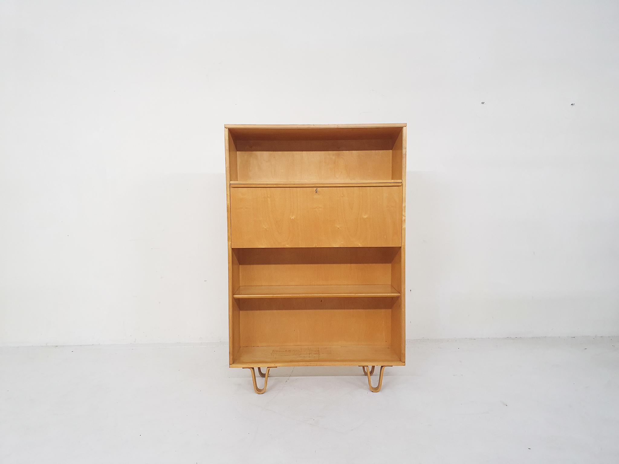 Bibliothèque en bouleau modèle BB04 conçue par Cees Braakman pour Pastoe en 1952.
Le clapet peut également être utilisé comme bureau.
La surface et un côté du meuble ont été poncés et polis.
Quelques traces d'utilisation sur les étagères.

Cees