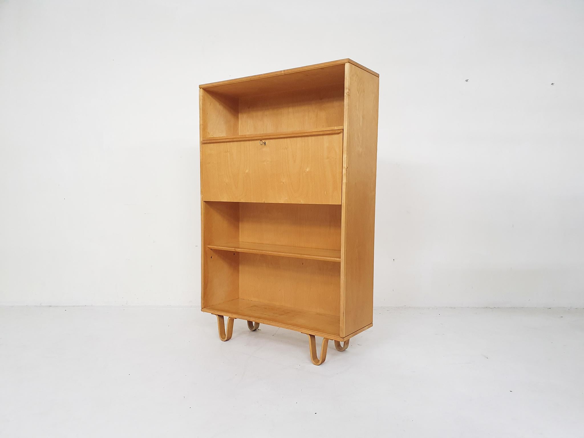Birch cabinet model BB04 by Cees Braakman for Pastoe, The Netherlands 1952 In Good Condition For Sale In Amsterdam, NL
