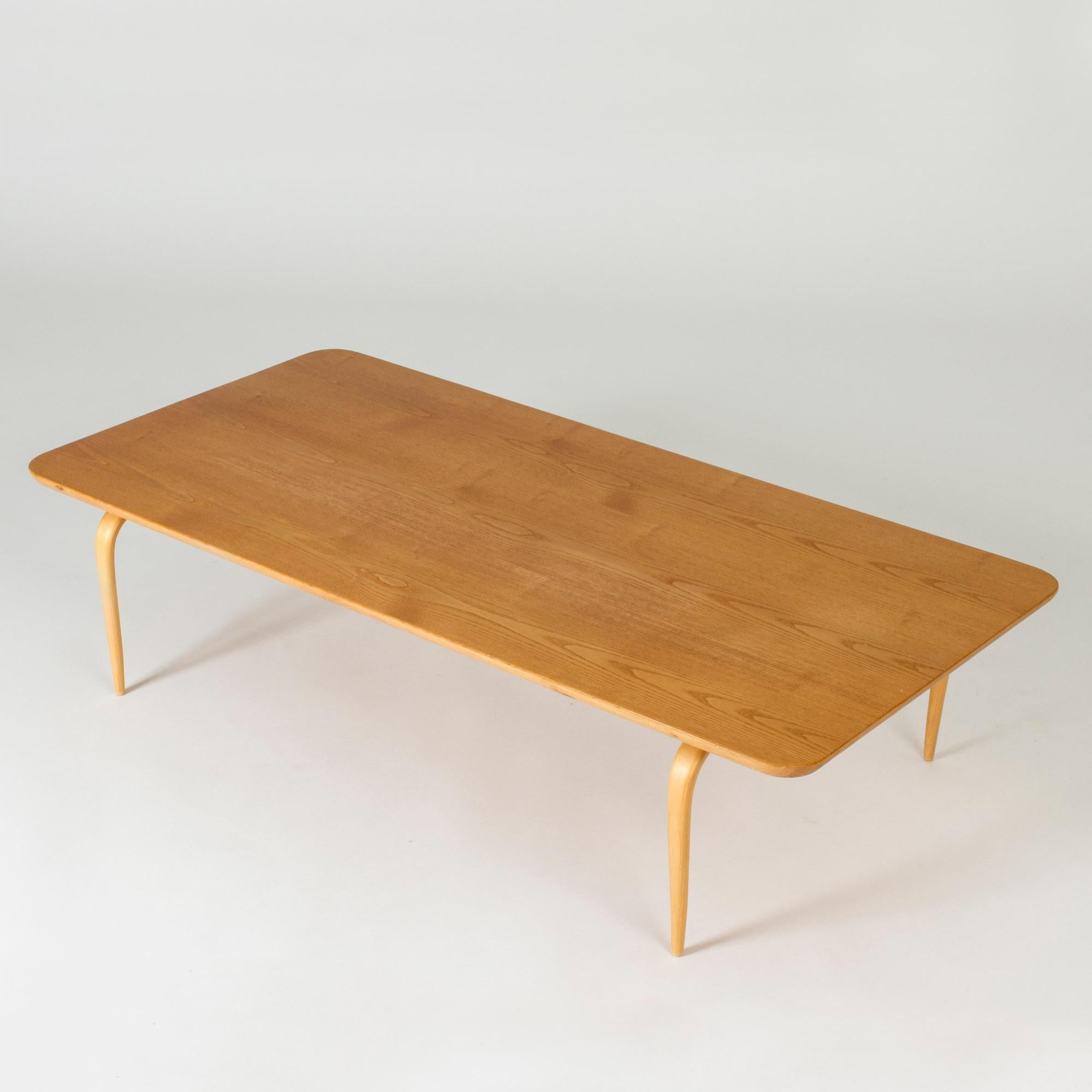 Table basse de Bruno Mathsson, fabriquée en bouleau. Design très bas, avec des coins élégamment arrondis et des pieds incurvés.
