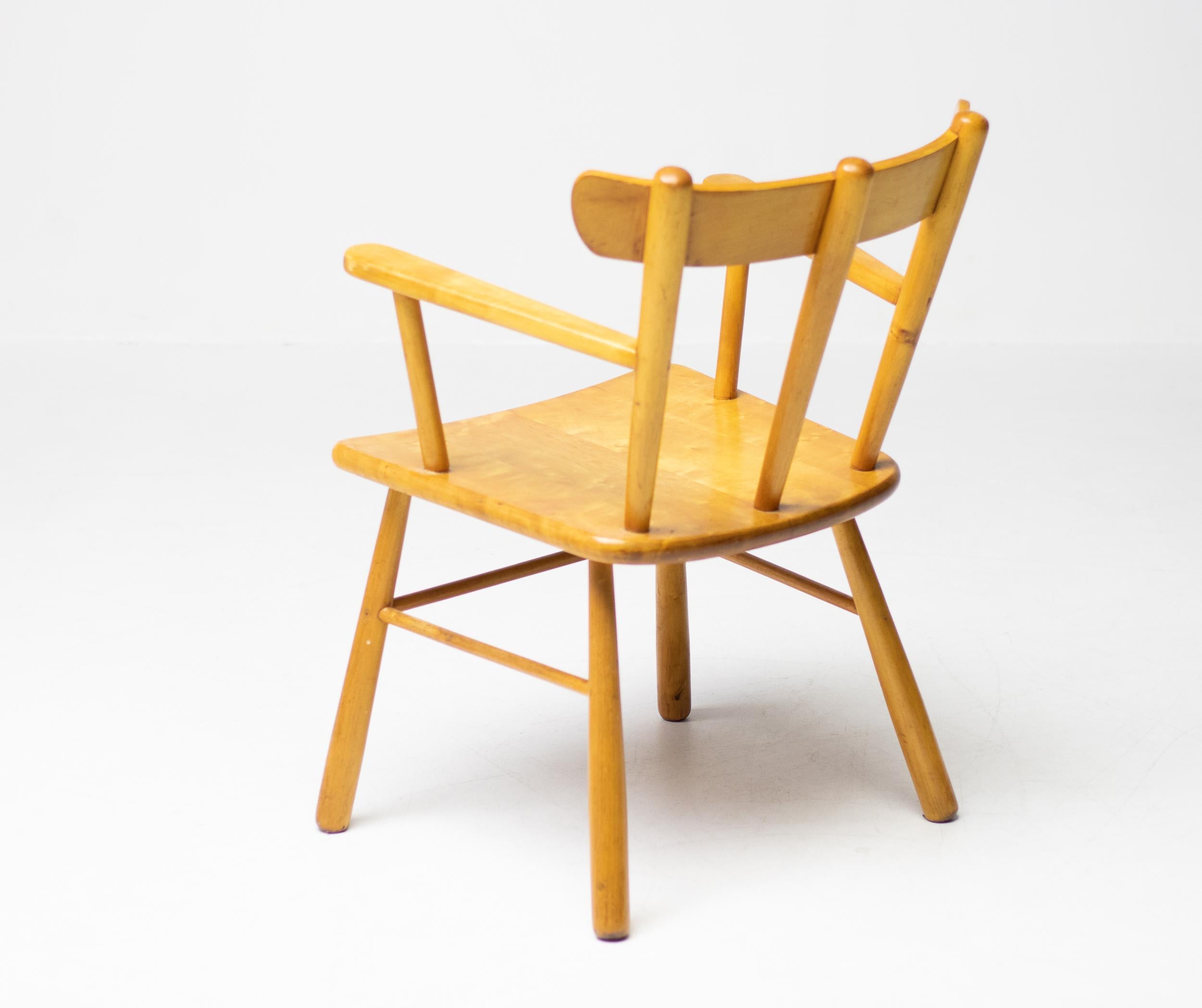 Beautiful, organic and natural arm chair in solid honey colored birch. A simplistic design with a round seating and attention for the natural expression and grain of the wood. This chair hold a beautiful curved back and solid tapered legs. The grain