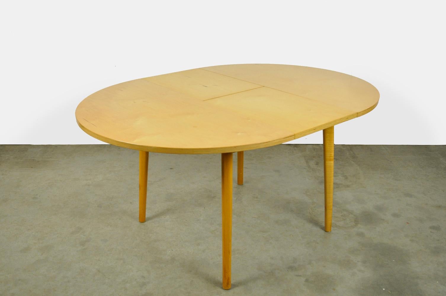 Birch extendable wooden dining table 4-6 people in Pastoe style, 1960s In Good Condition For Sale In Denventer, NL