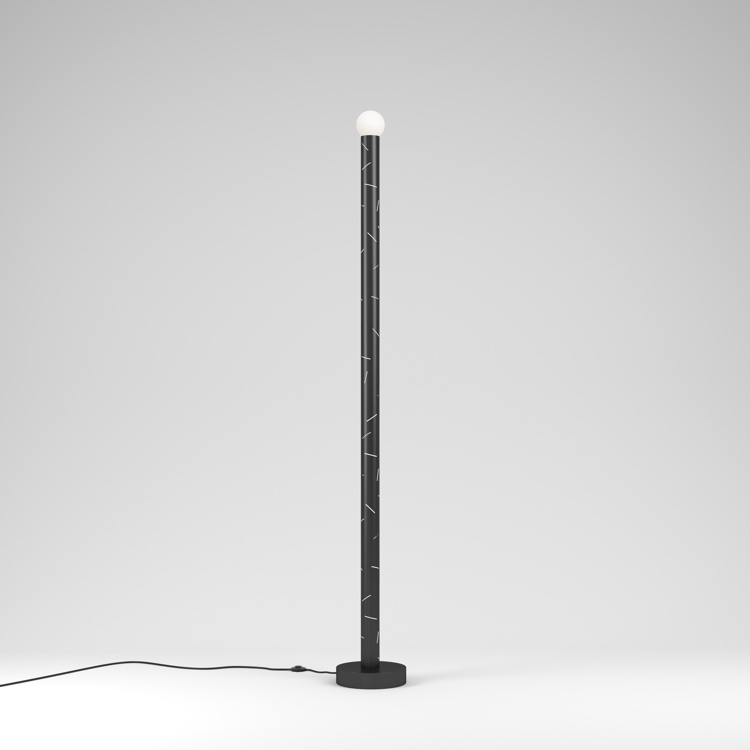Lámpara de pie Birch de Atelier Areti
Dimensiones: P 25,5 x Alt 193 cm.
Materiales: Metal recubierto de polvo negro, cristal blanco.

Disponible en negro, blanco o color.
Disponible con globo o lente. Póngase en contacto con nosotros.

Todas