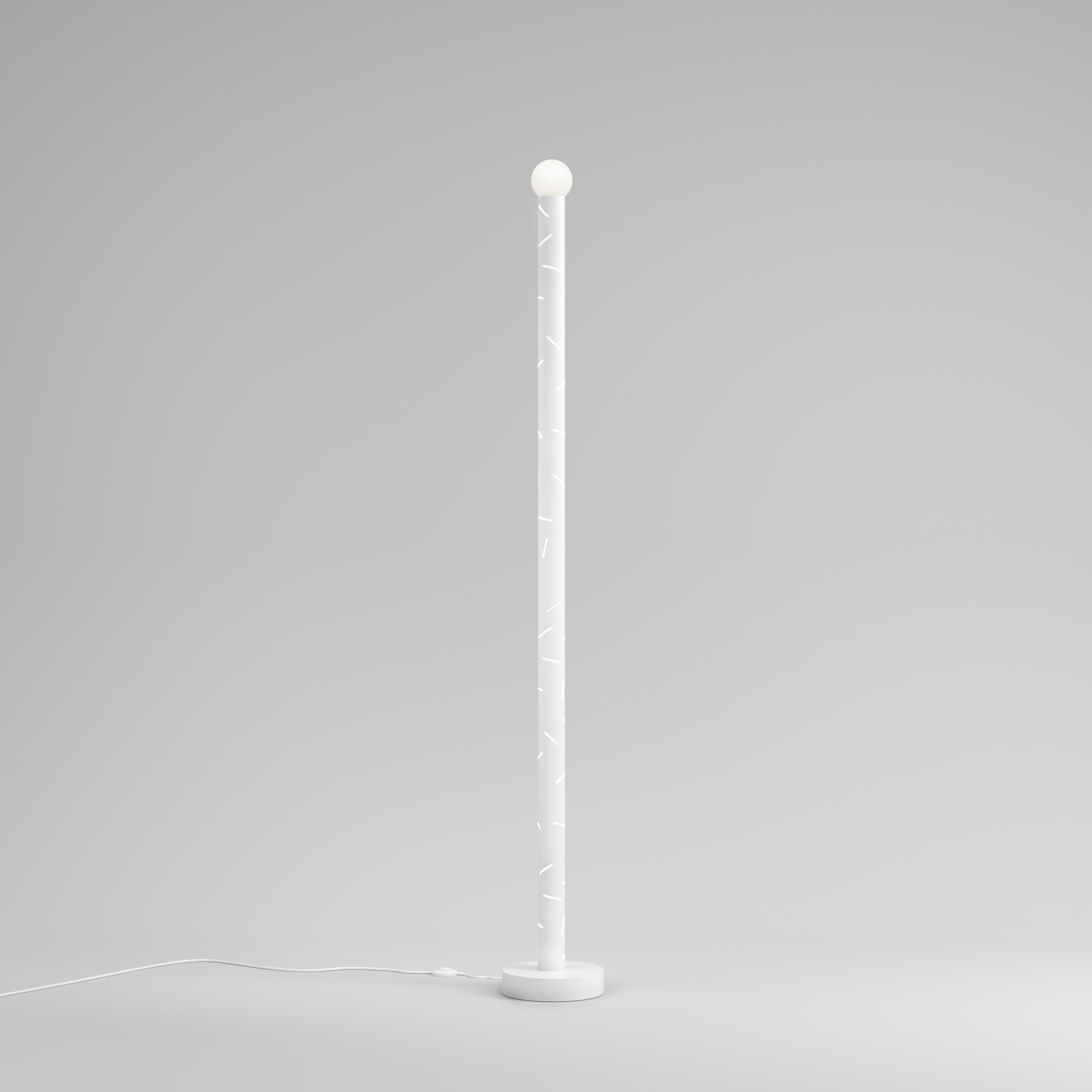 Lámpara de pie Birch de Atelier Areti
Dimensiones: P 25,5 x Alt 193 cm.
Materiales: Metal con recubrimiento de polvo blanco, cristal blanco.

Disponible en negro, blanco o color.
Disponible con globo o lente. Póngase en contacto con nosotros.

Todas