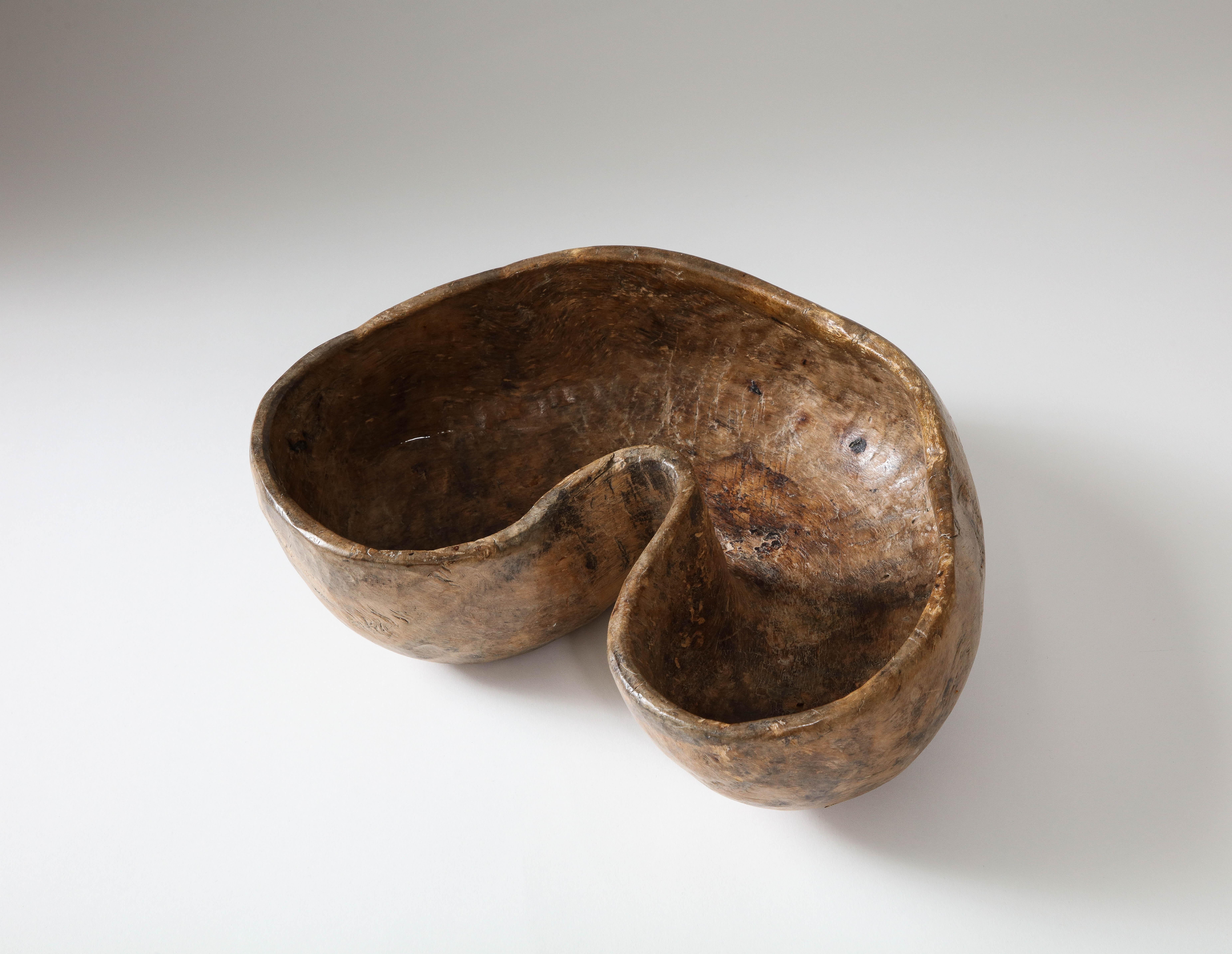 Handgeschnitzte primitive Schale aus dem Jahr 1817 in Schweden. Unterzeichnet 