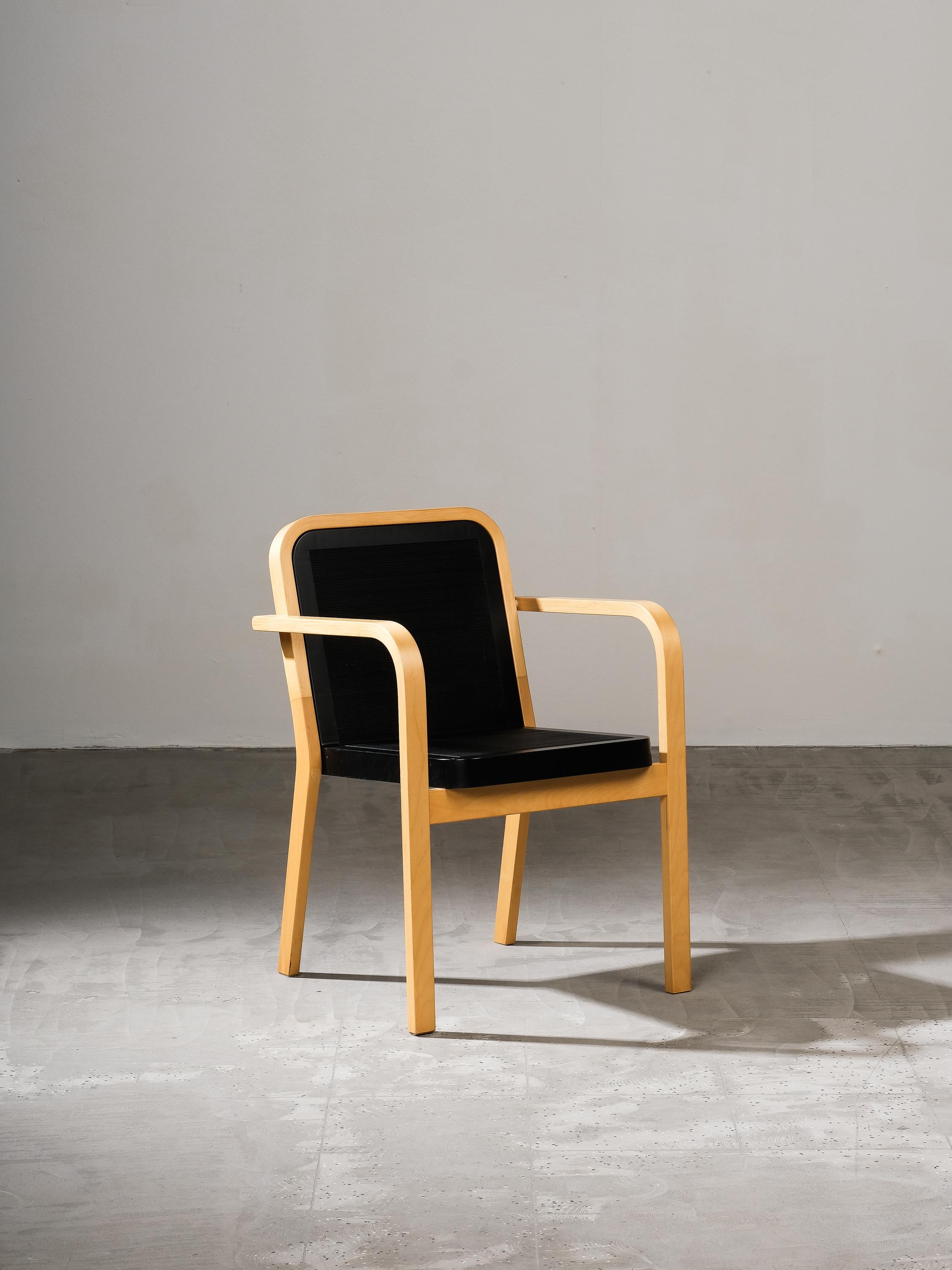 Artek's 420 armchair was designed by Ben af Schultén. This stylish chair is the rare version that consists of a lacquered birch frame and a black plastic seat. The 420 chair is well-suited as a dining chair too.

Ben af Schultén first joined Artek