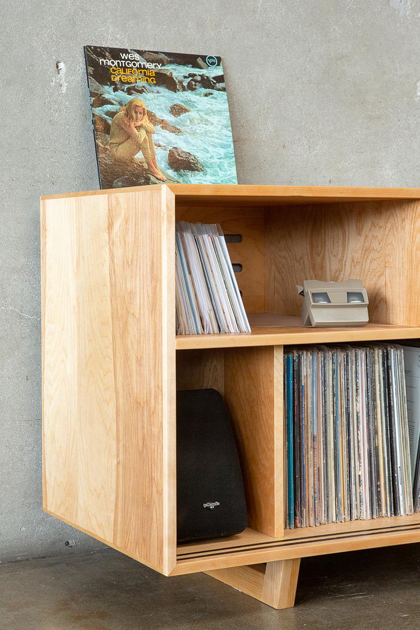 Stereo-Schrank aus Birkenholz, inspirierte Anrichte aus der Mitte des Jahrhunderts, Vinyl-Hifi-Station (amerikanisch) im Angebot