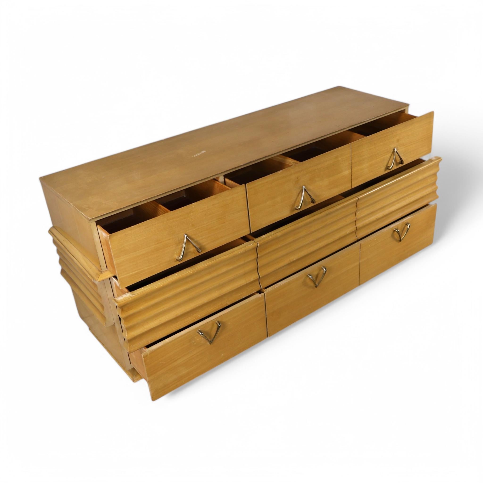 Mid-Century Modern Bouleau Vintage Streamline Mid Century Modern Lowboy Dresser c. 1950s en vente