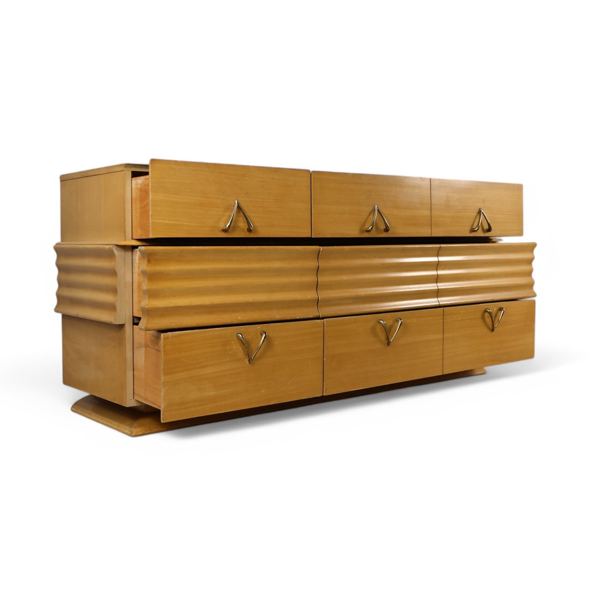 Américain Bouleau Vintage Streamline Mid Century Modern Lowboy Dresser c. 1950s en vente