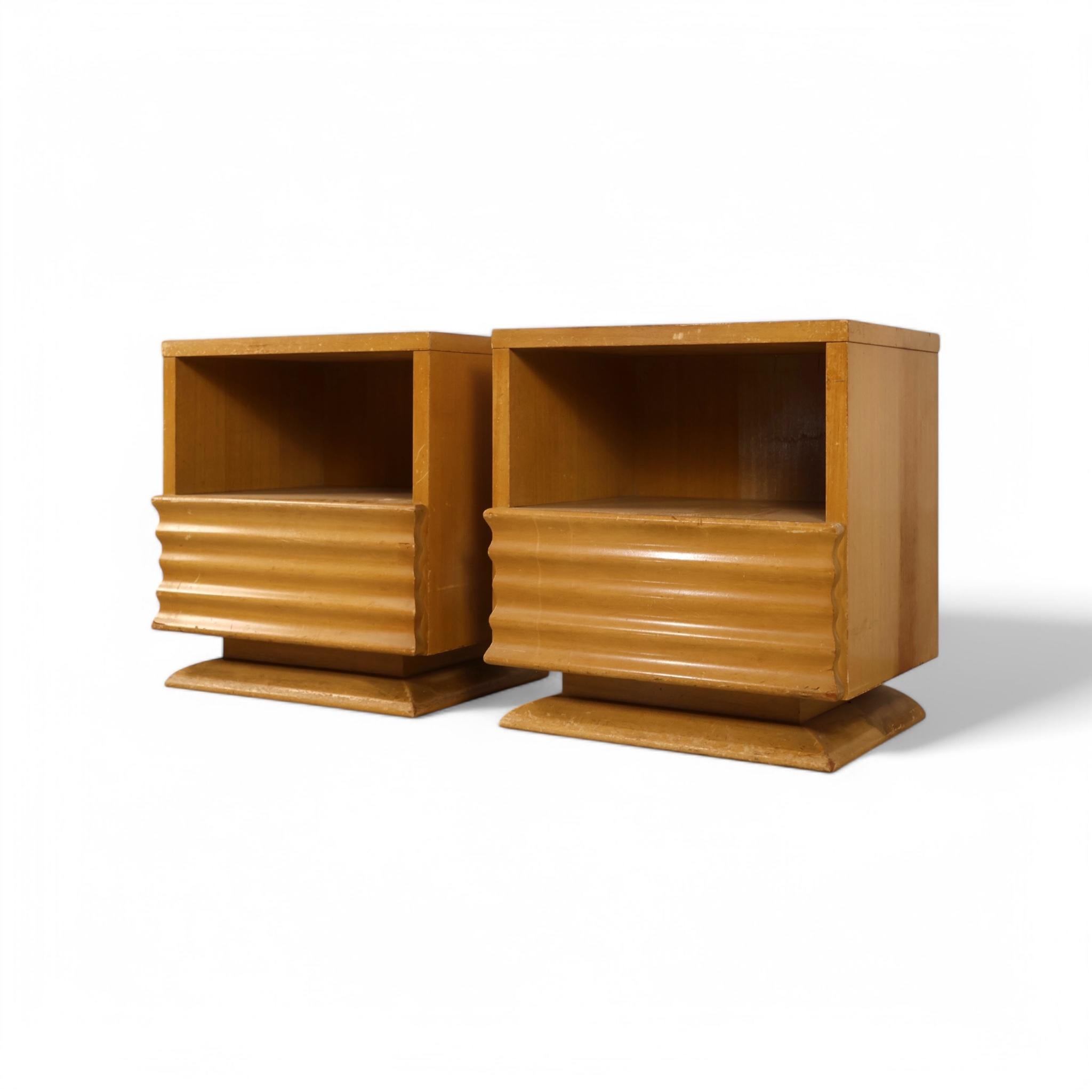 Mid-Century moderno Birch Vintage Streamline Mid Century Modern Pair of Nightstands c. 1950s in vendita
