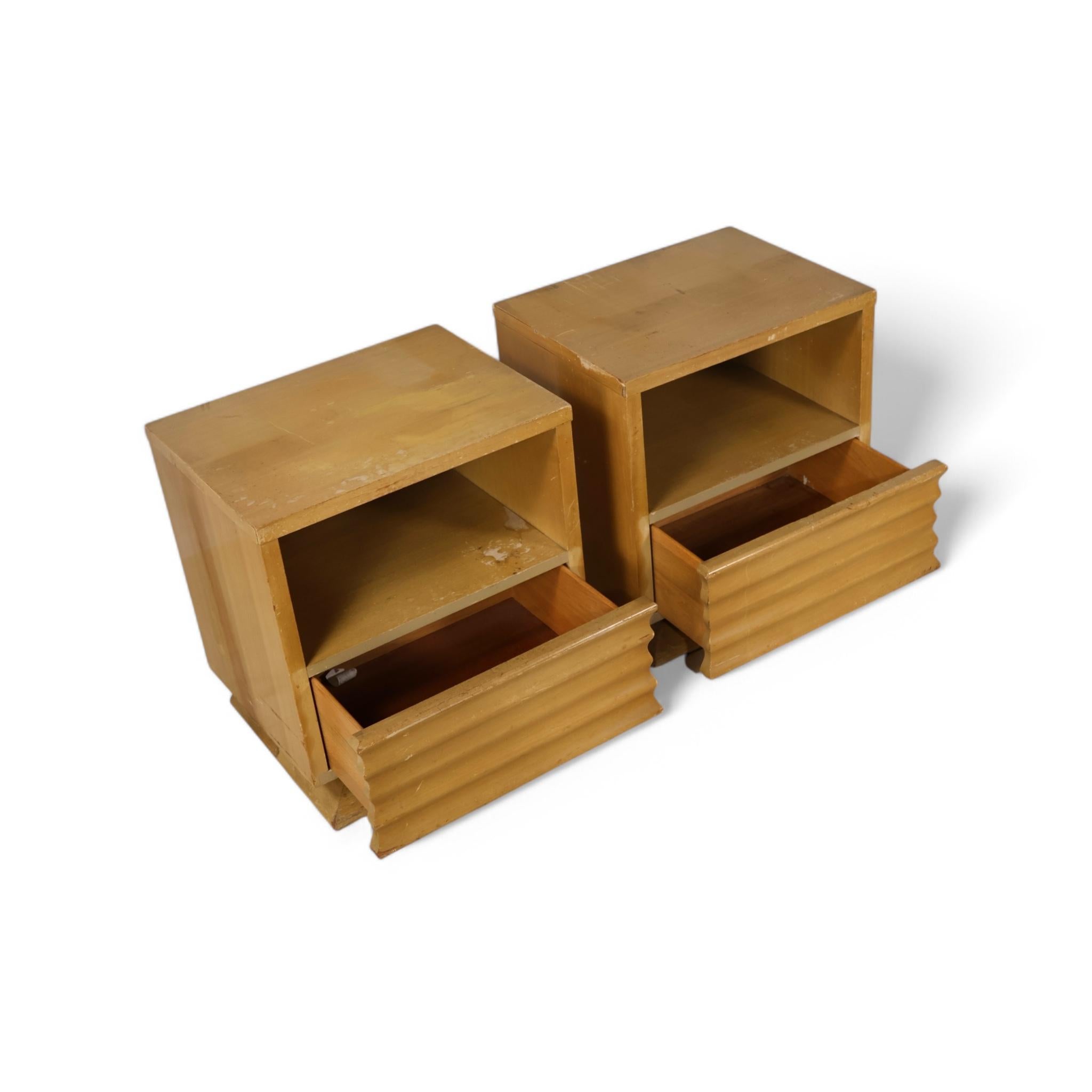 Americano Birch Vintage Streamline Mid Century Modern Pair of Nightstands c. 1950s in vendita