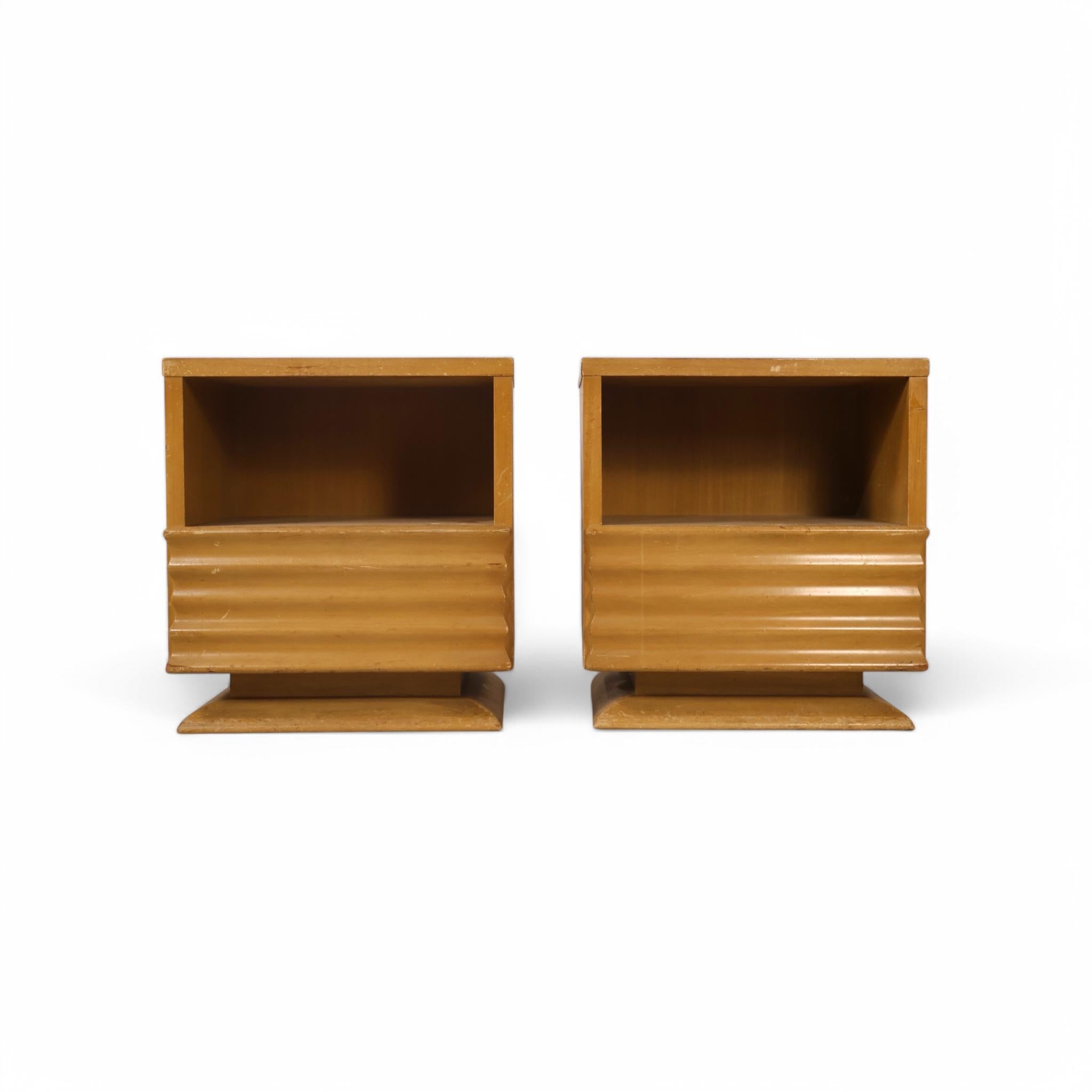 Birch Vintage Streamline Mid Century Modern Pair of Nightstands c. 1950s In condizioni buone in vendita a Denville, NJ