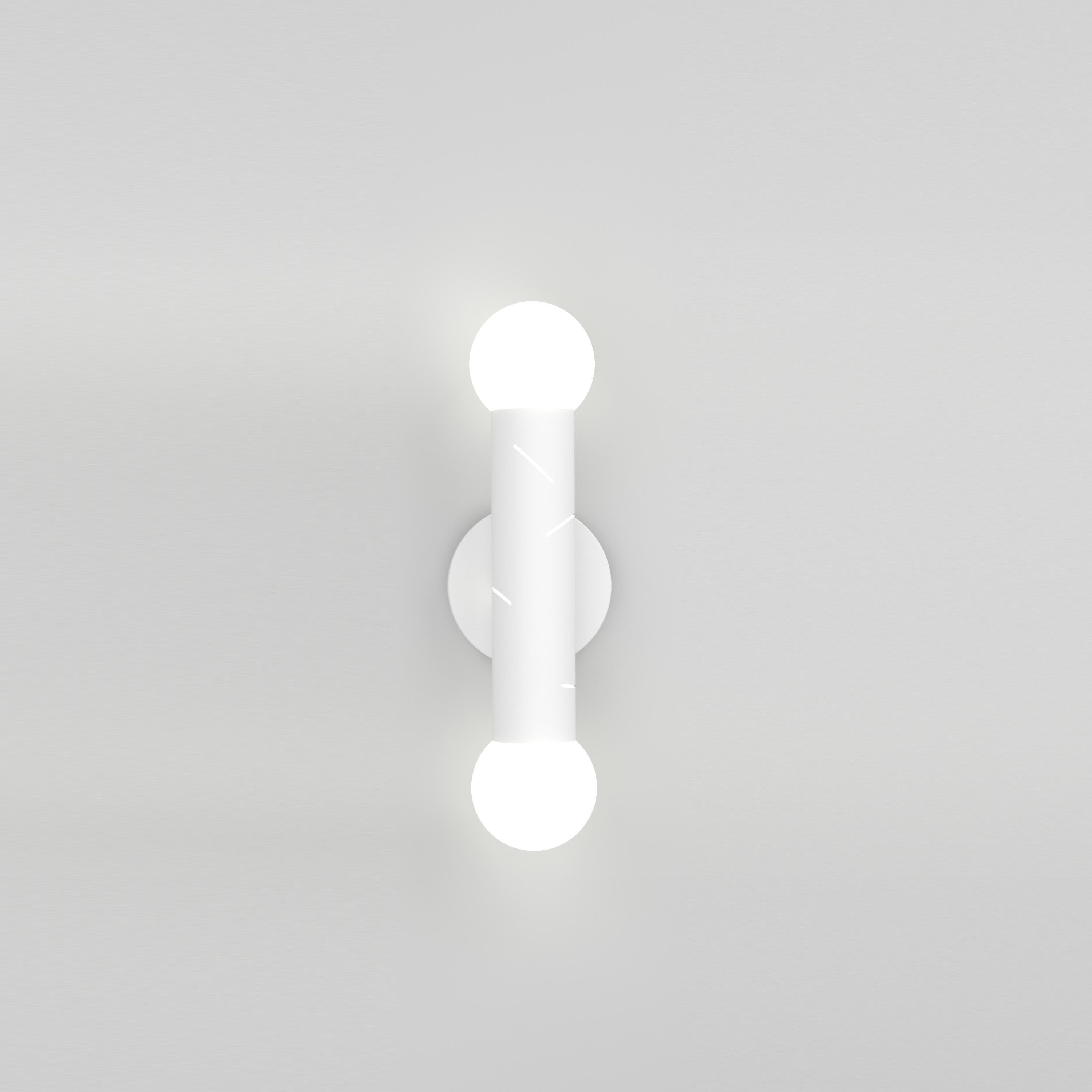 Aplique de Abedul, 2 Globos, de Atelier Areti
Dimensiones: P 9 x An 12 x Al 40,5 cm.
Materiales: Metal con recubrimiento de polvo blanco, cristal blanco.

Disponible en negro, blanco o color. Póngase en contacto con nosotros.

Todas nuestras