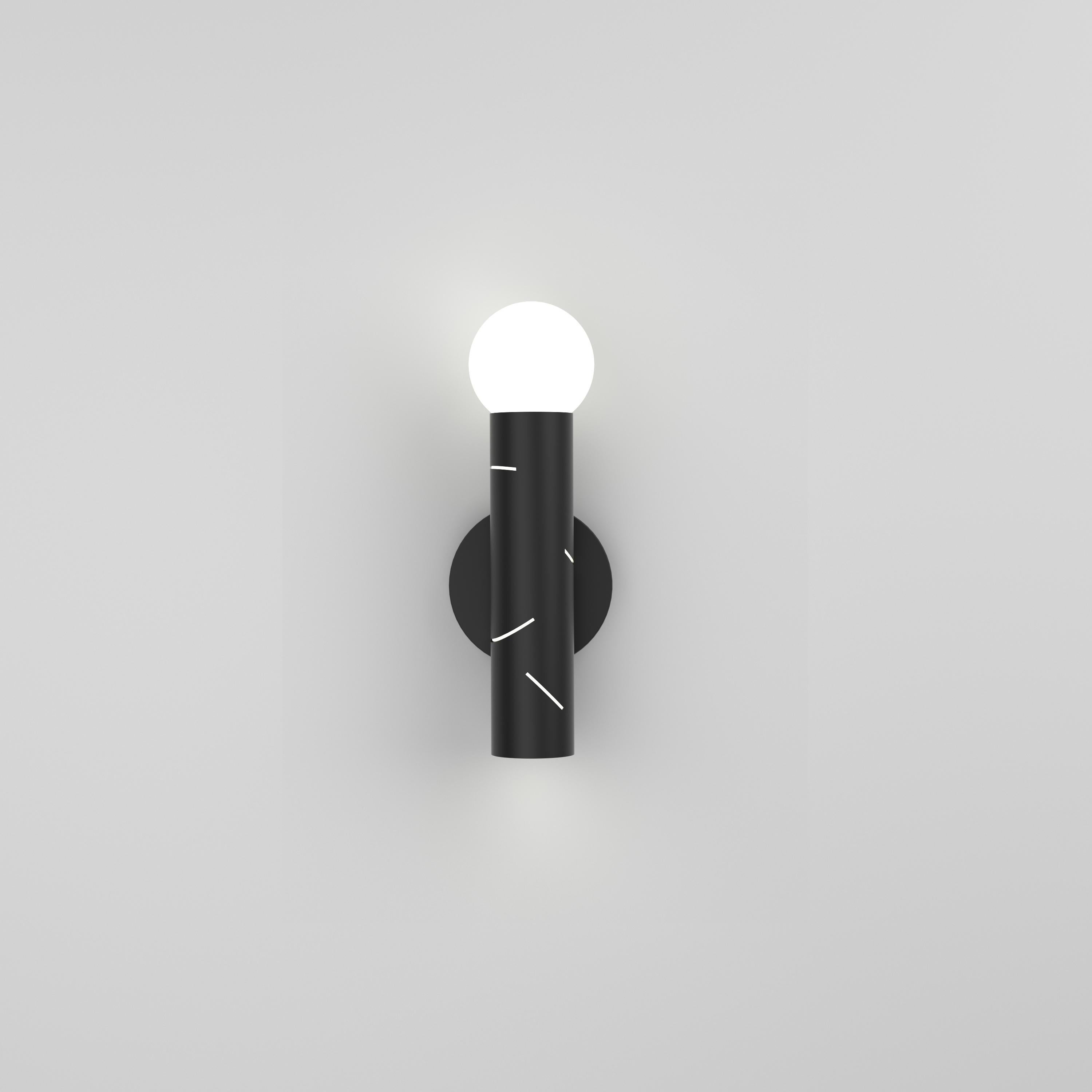 Aplique de pared de abedul de Atelier Areti
Dimensiones: P 9 x An 12 x Al 33 cm.
Materiales: Metal recubierto de polvo negro, cristal blanco.

Disponible en negro, blanco o color. Póngase en contacto con nosotros.

Todas nuestras lámparas pueden