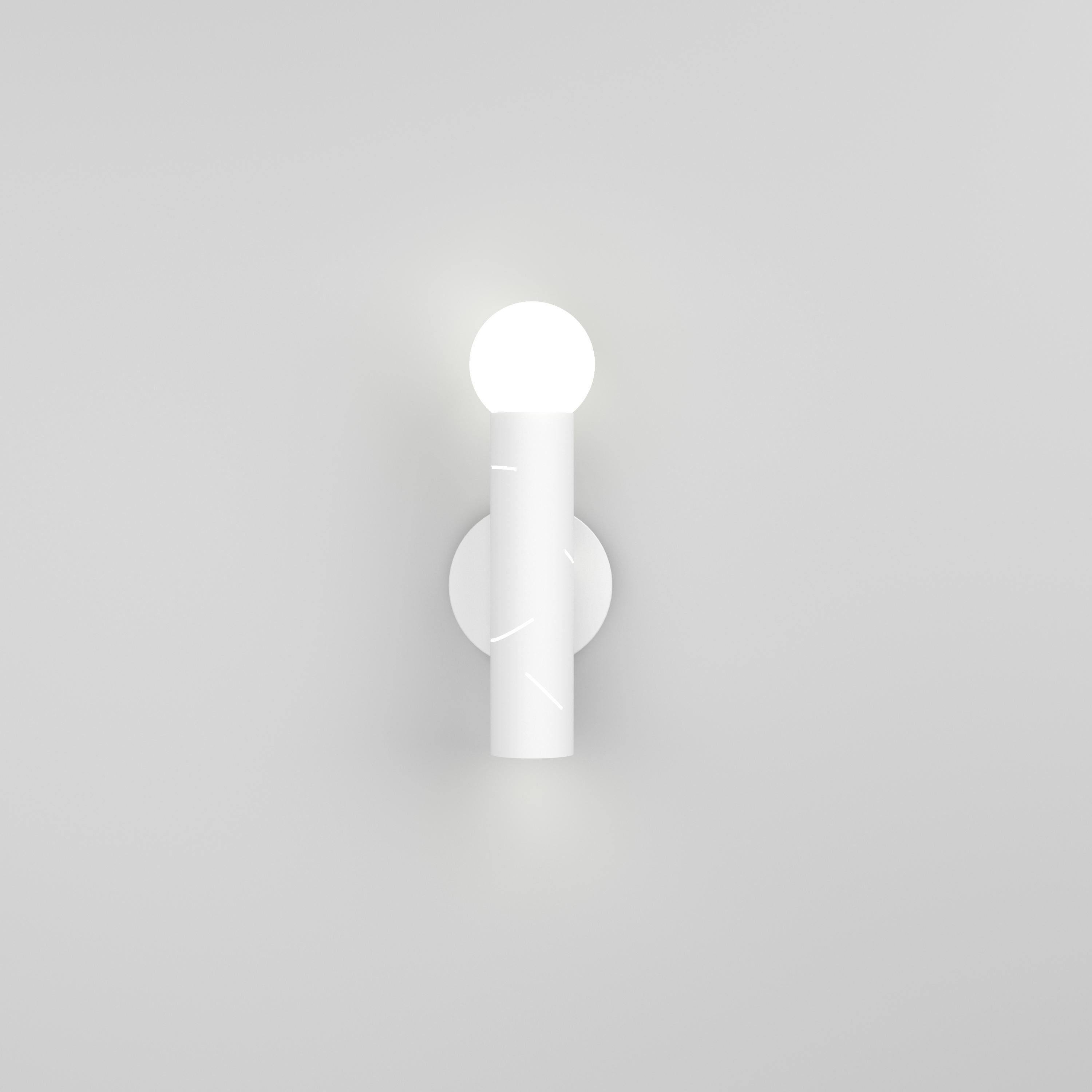 Aplique de pared de abedul de Atelier Areti
Dimensiones: P 9 x An 12 x Al 33 cm.
Materiales: Metal con recubrimiento de polvo blanco, cristal blanco.

Disponible en negro, blanco o color. Póngase en contacto con nosotros.

Todas nuestras lámparas