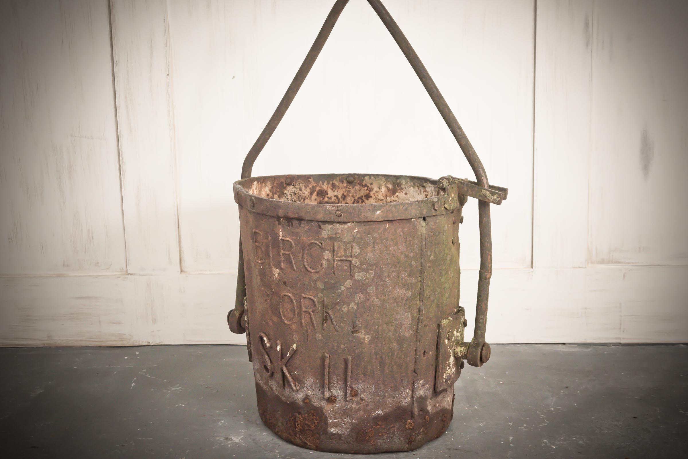 Super rare English late 19th century iron Birch York 11 Foundry pot.