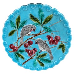 Sarreguemines-Teller aus Majolika mit Vogel und Kirschen aus Sarreguemines, um 1880