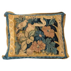 Coussin de tapisserie Fortuny en forme d'oiseau et de serpent par David Duncan Studio