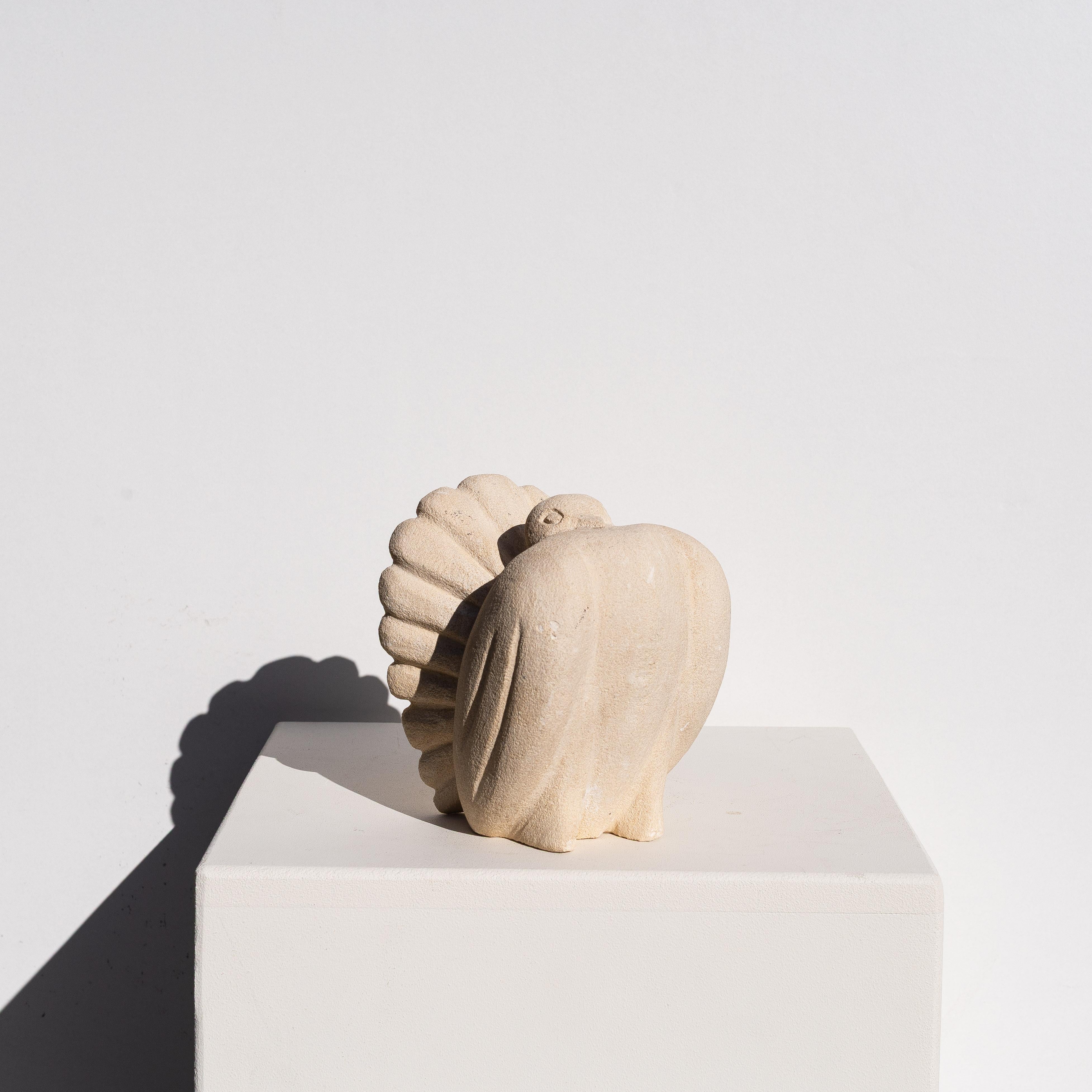 Vogel-Tier-Stein-Skulptur - geschnitzte Kalkstein-Buchstützen - Frankreich 1970er Jahre

Wunderschöne Steinskulptur aus Kalkstein, die einen Vogel (höchstwahrscheinlich eine Taube) darstellt. Kann auch als Buchstütze verwendet werden.

Signiert auf