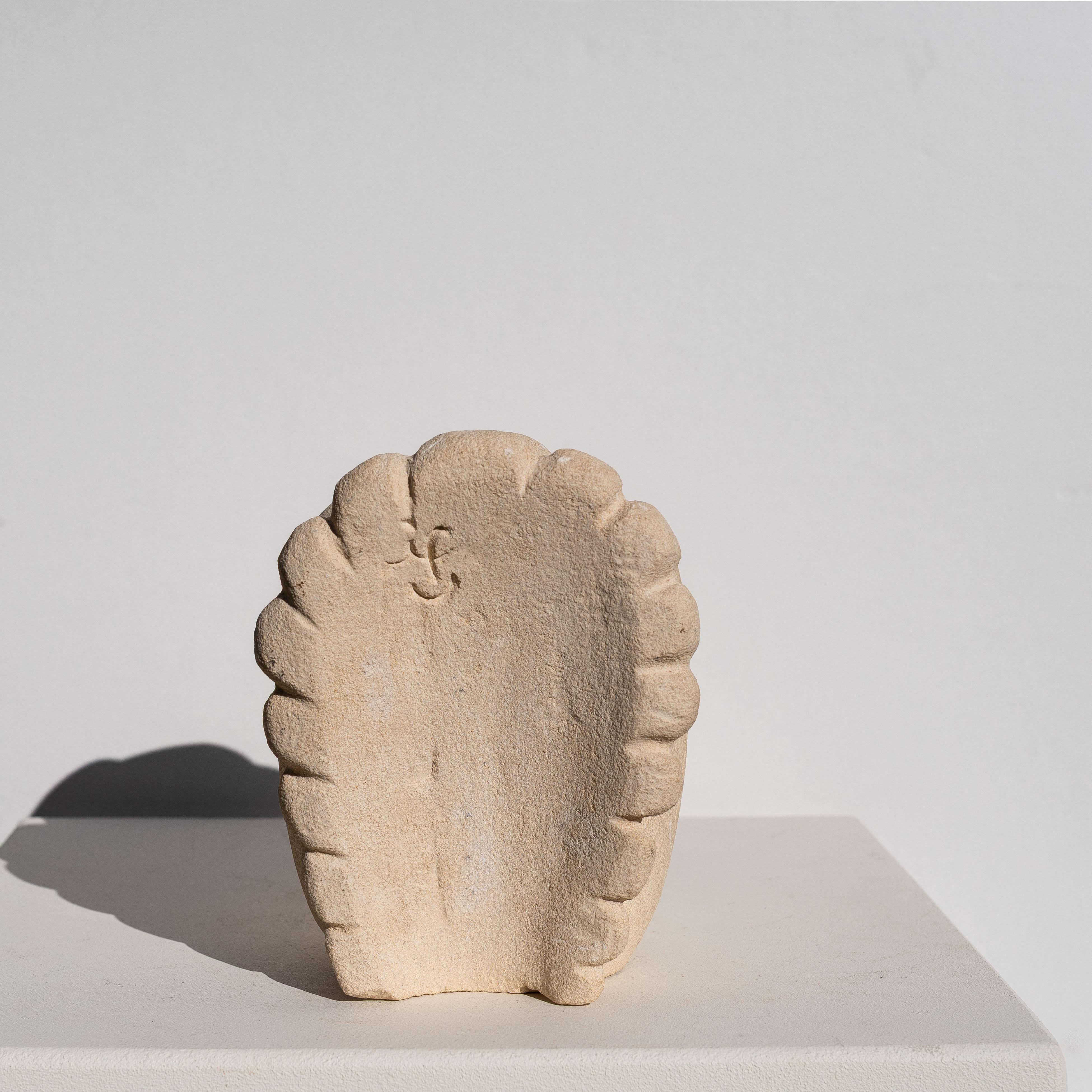 Vogel-Tier-Stein-Skulptur - geschnitzte Kalkstein-Buchstützen - Frankreich 1970er Jahre im Zustand „Gut“ im Angebot in ROUEN, Normandie