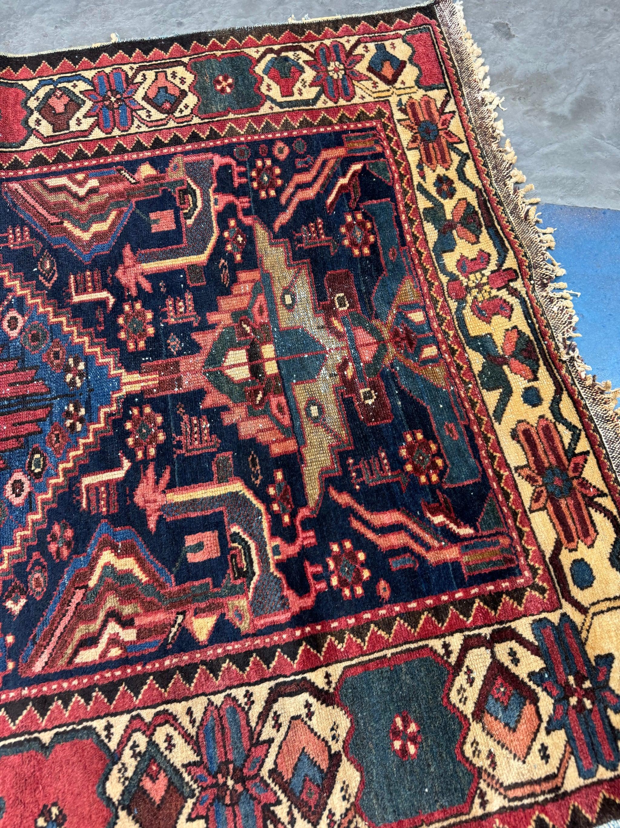 Noué à la main Tapis Bakhtiari, c. 1940 en vente