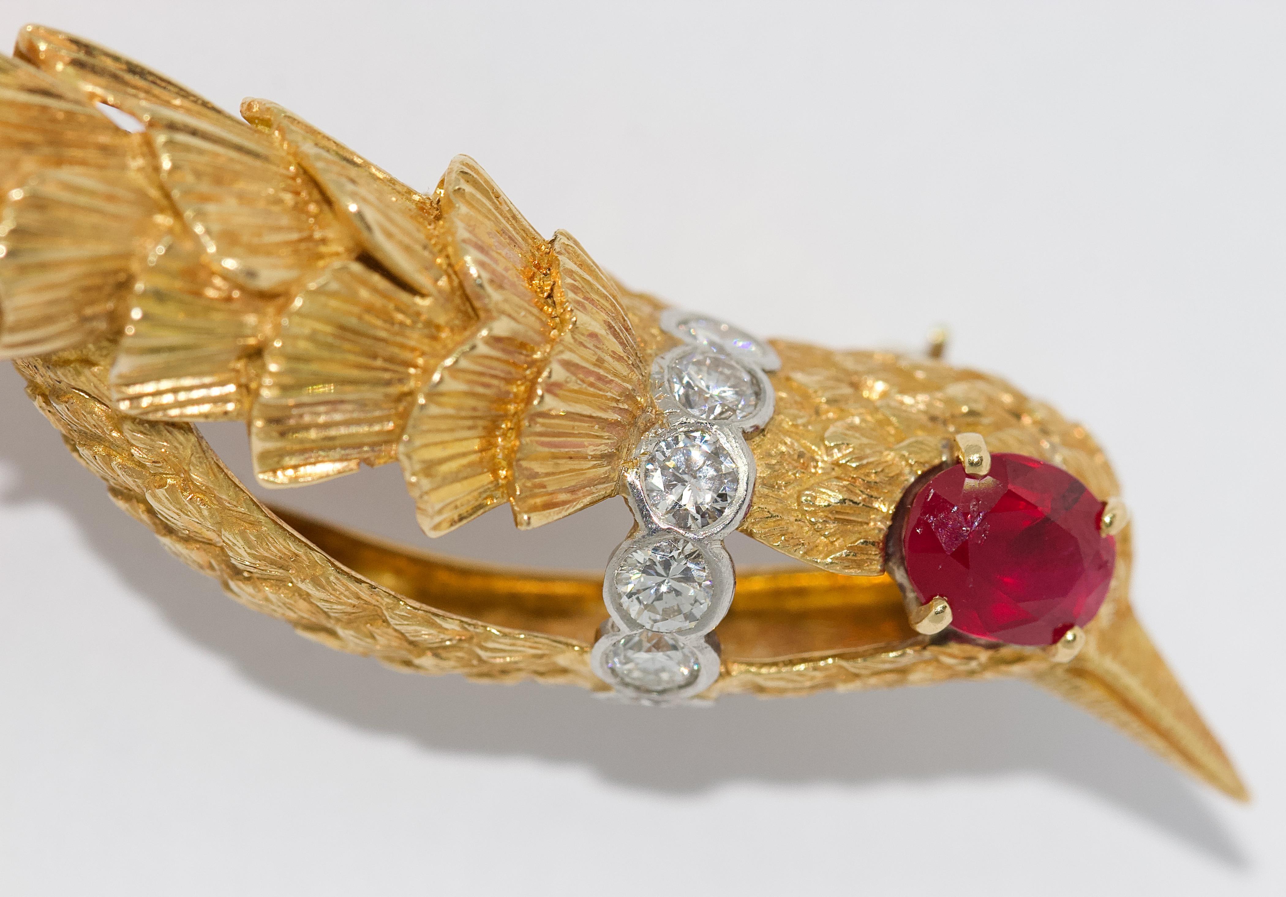 Luxurious bird brooch, 18 Karat gold with 10 white diamonds and big ruby.

Including certificate of authenticity.