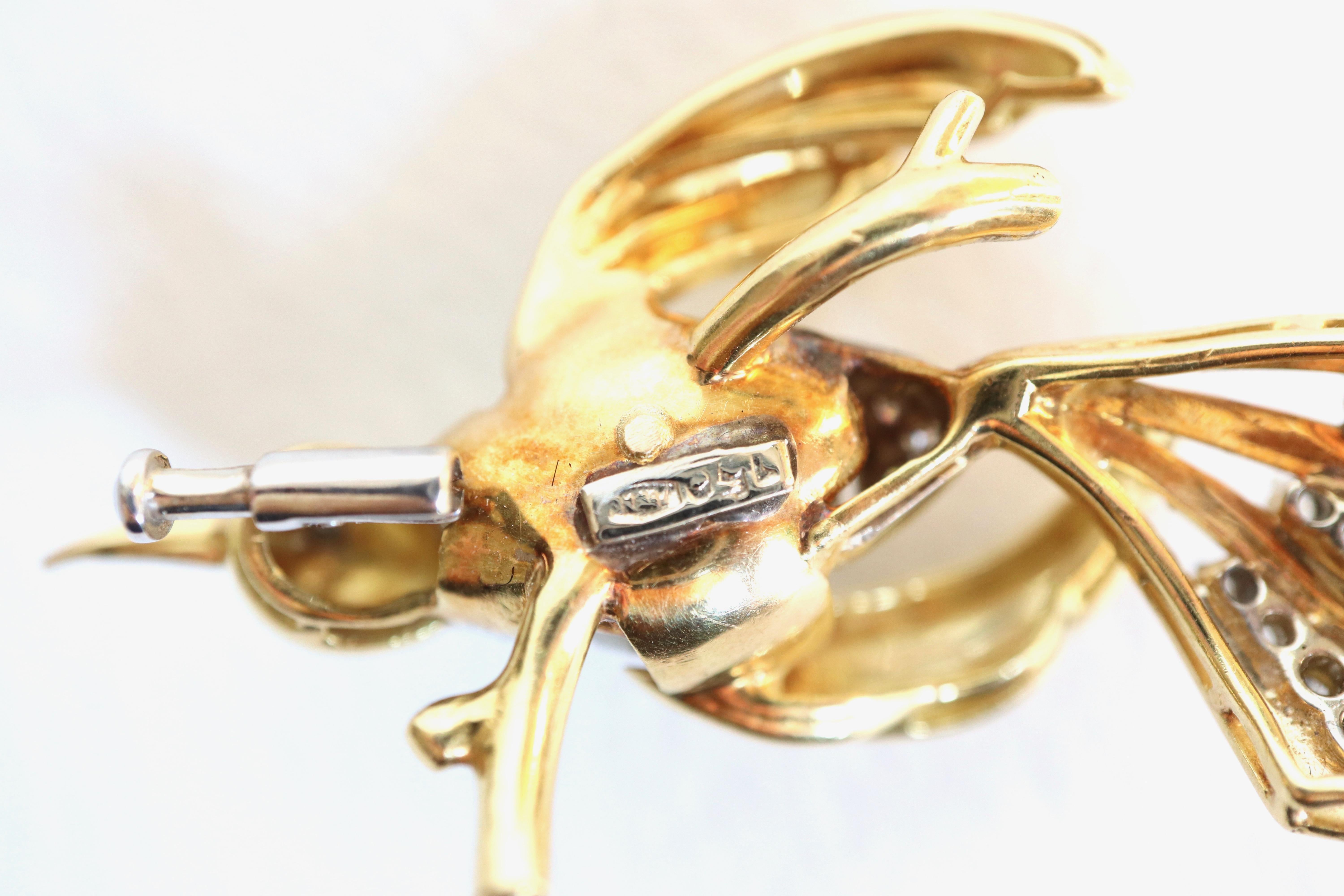 Bird Brooch circa 1960 Yellow and White Gold 18 Carat Pearl and Diamond In Good Condition For Sale In Paris, FR