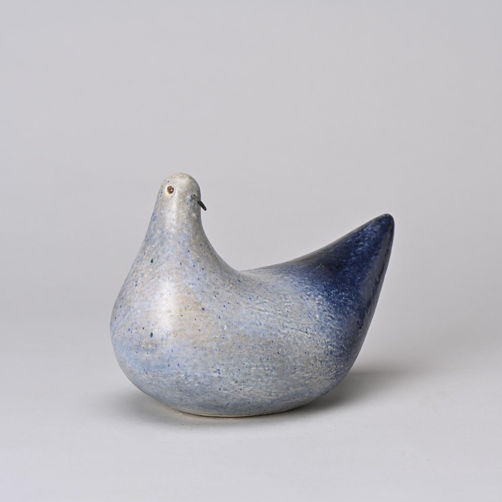 Scultura di uccelli, creata dal ceramista svizzero Gérald Olivier intorno al 1970.

Questa scultura presenta una forma affusolata di uccello, realizzata in ceramica con uno smalto blu screziato che crea un effetto sfumato naturale e fluido. È dotato