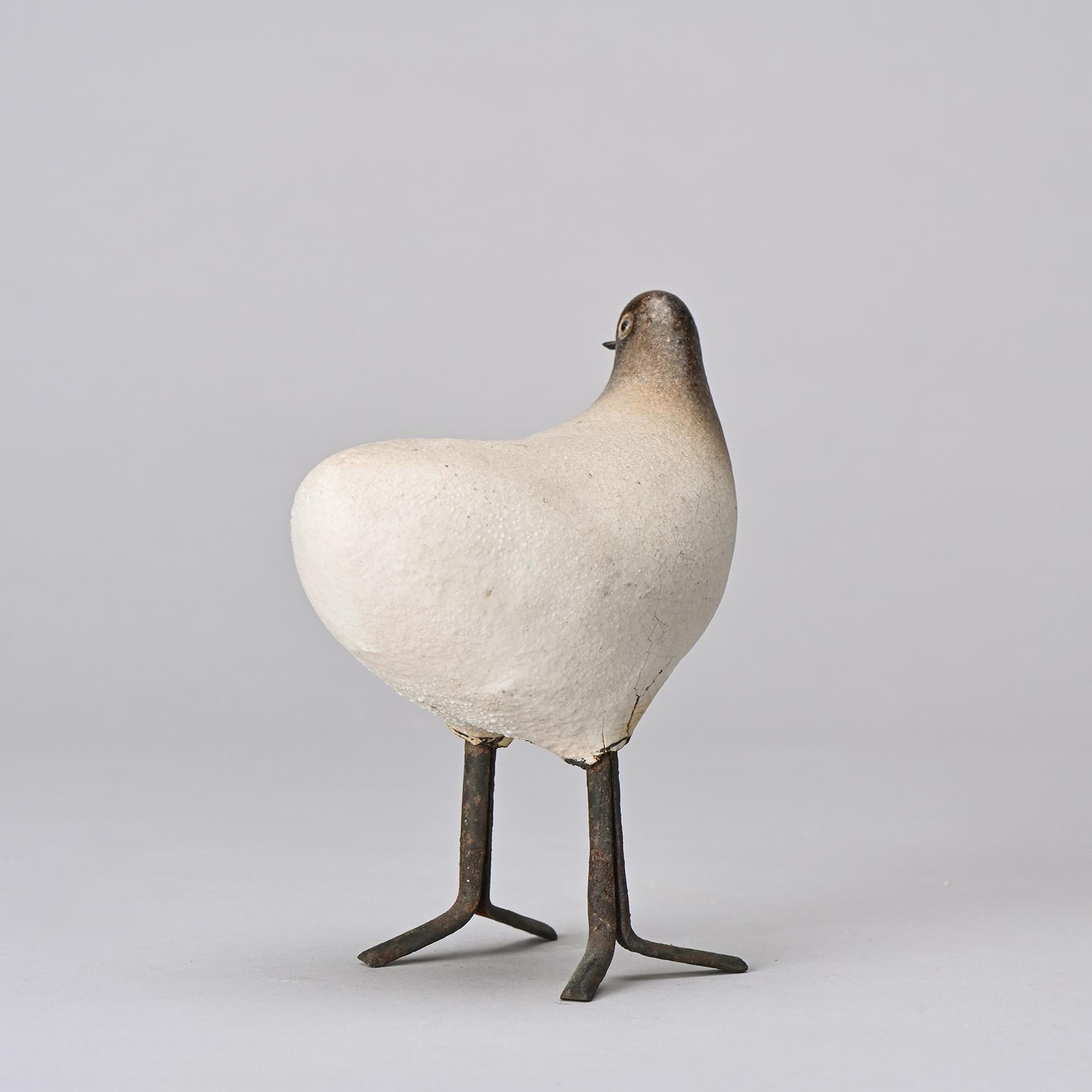 Piccola scultura di uccello, creata dal ceramista svizzero Gérald Olivier, circa 1970.

Questo pezzo, che rappresenta un uccello, affascina con la sua silhouette elegante e stilizzata. Il corpo in ceramica smaltata color crema e marrone poggia